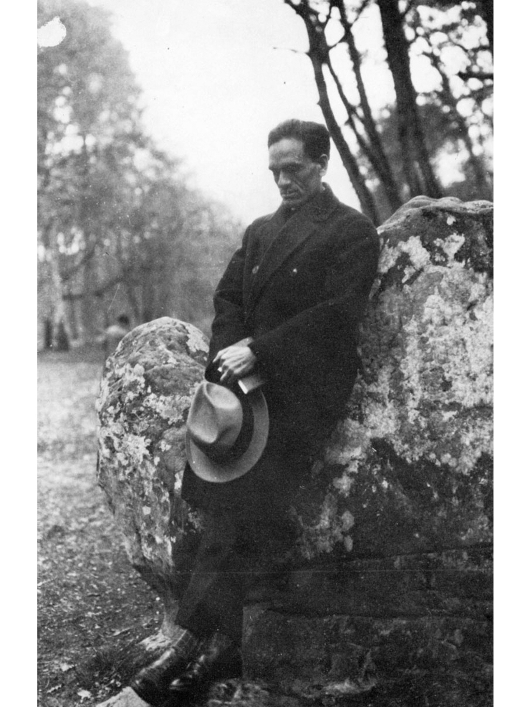 César Abraham Vallejo Mendoza (1892-1938) fut un poète et écrivain péruvien. Il est considéré comme l'un des plus grands innovateurs de la poésie universelle du XXe siècle et la figure la plus éminente des lettres au Pérou.