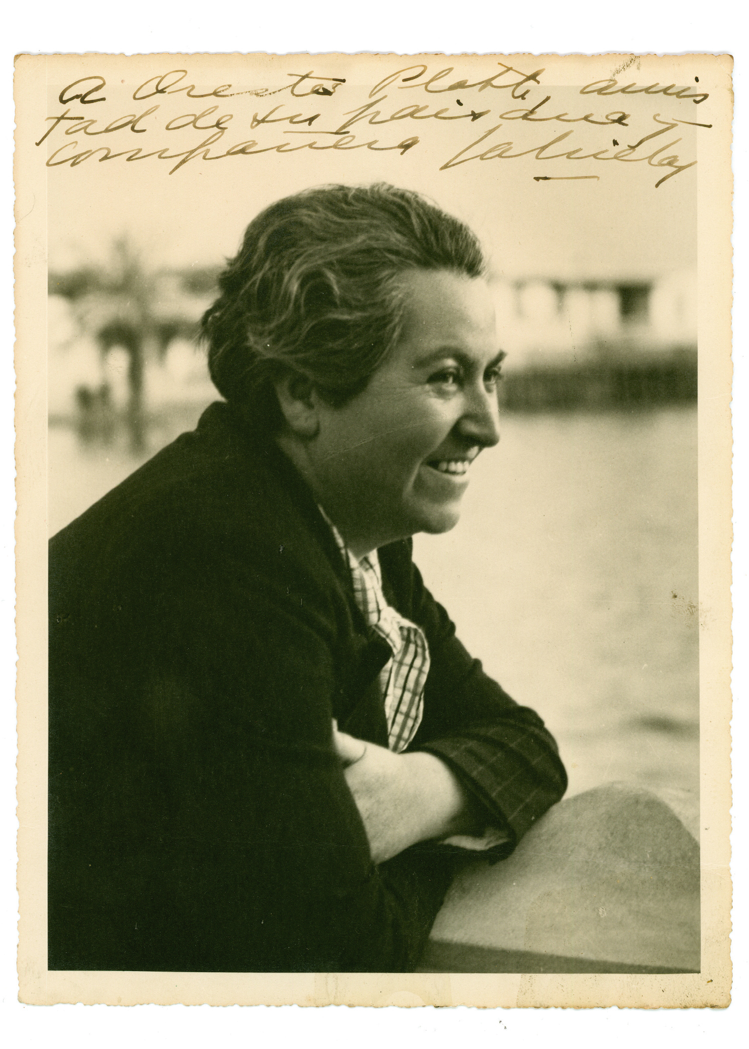 Lucila de María Godoy Alcayaga (1889-1957), connue sous le nom de Gabriela Mistral, était une poète, diplomate, enseignante et pédagogue chilienne. Pour son œuvre poétique, elle a reçu le prix Nobel de littérature en 1945, devenant ainsi la première femme latino-américaine et la deuxième personne latino-américaine à recevoir un prix Nobel.