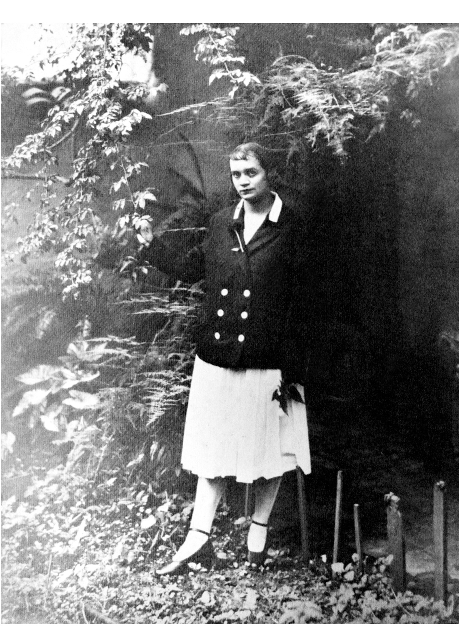 Carmen Lyra, de son vrai nom María Isabel Carvajal Quesada (1888-1949), fut une écrivaine, pédagogue et femme politique costaricienne. Figure intellectuelle majeure du XXe siècle costaricien, révolutionna la littérature nationale avec des œuvres comme Cuentos de mi tía Panchita (1920), qui mêlent traditions populaires et critique sociale.