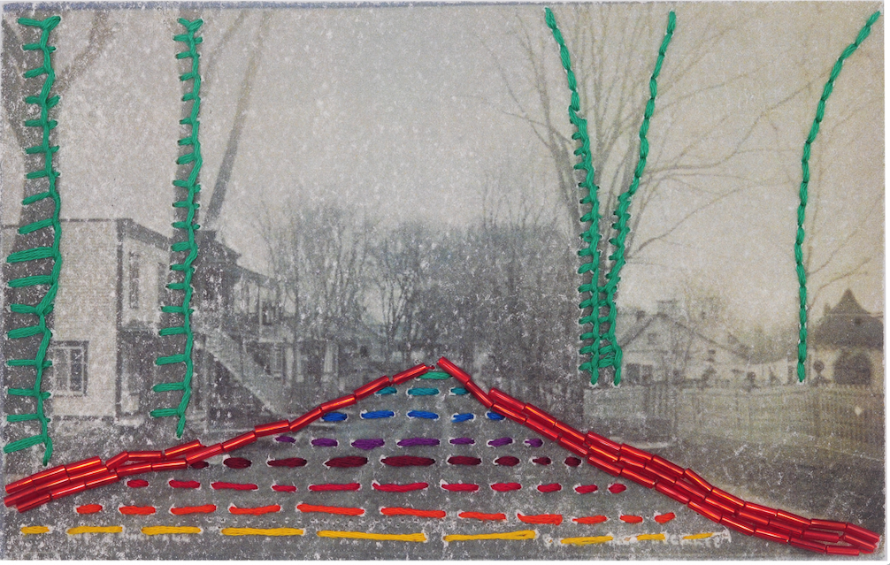 Broderie : Diane Sauvé / Photo : Cœur historique du Sault-au-Récollet, Rue principale (la photo montre les anciens trottoirs de bois). Montréal, Québec, Canada Bibliothèque et Archives nationales du Québec