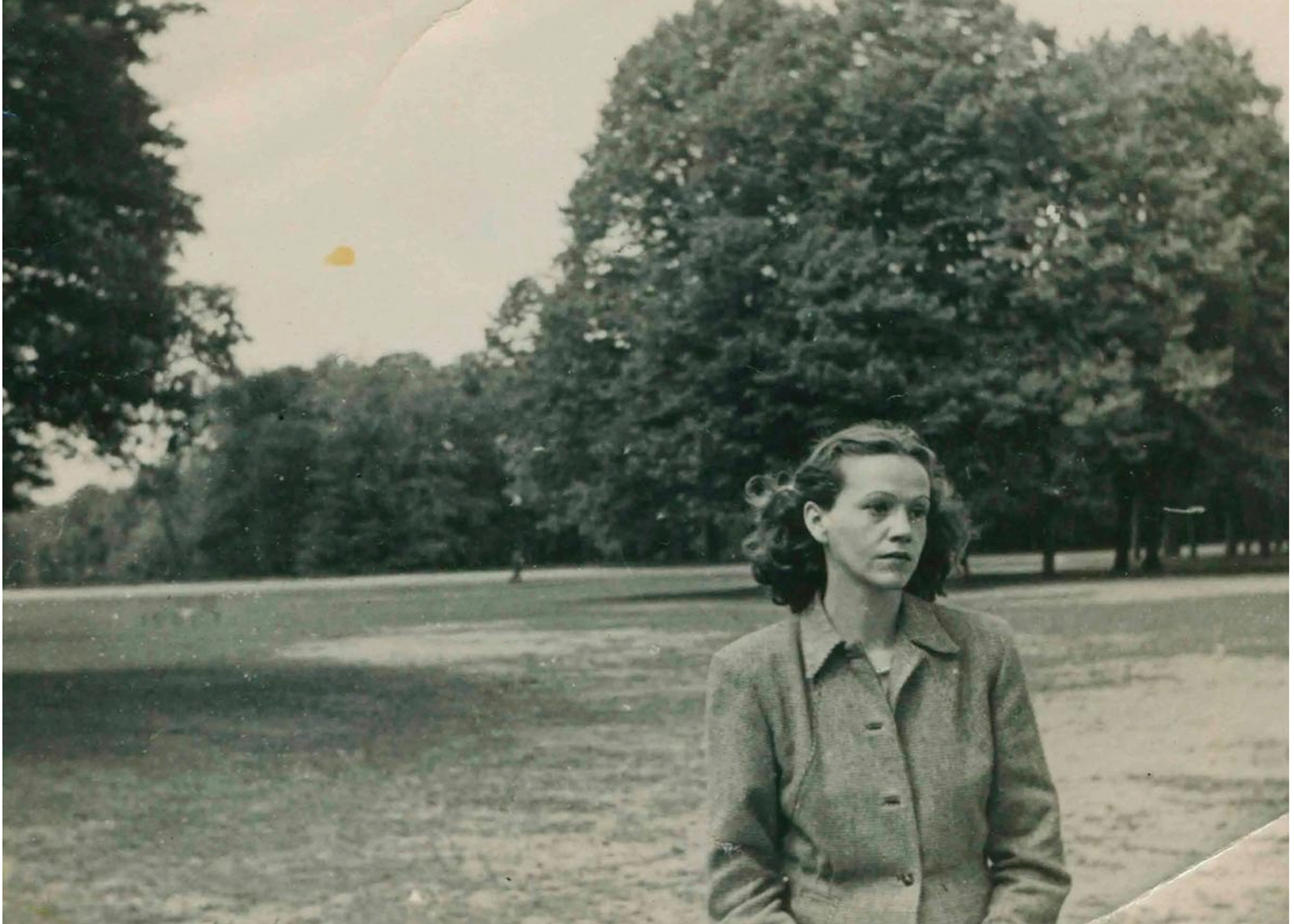 Elena Garro (1916-1998), connue sous le nom d'Elena Garro, était une romancière, dramaturge, scénariste, journaliste et écrivaine mexicaine. Garro est considérée comme une précurseure du réalisme magique pour son roman "Recuerdos del porvenir"-"Les Souvenirs du futur."