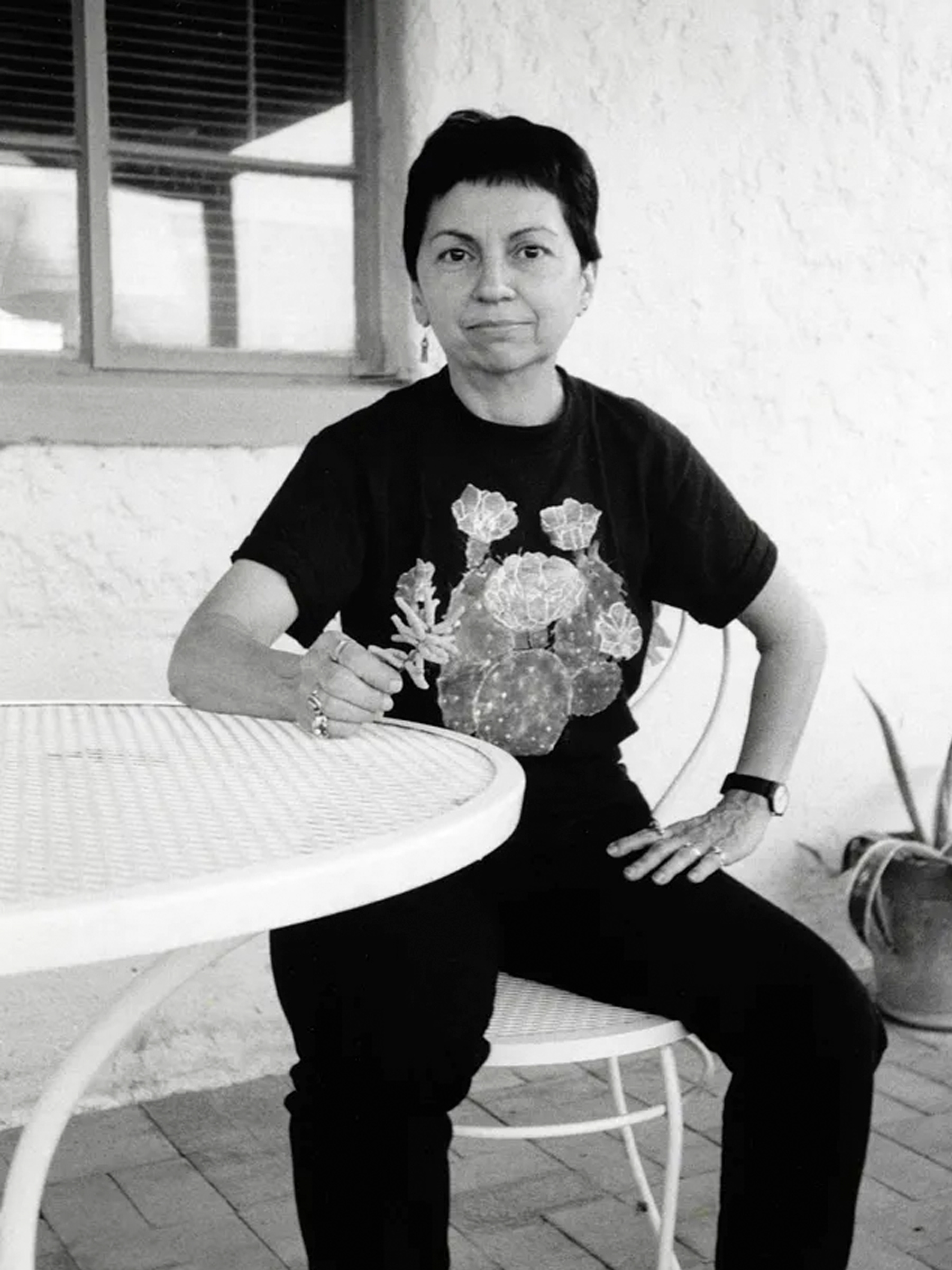 Gloria Anzaldúa (1942-2004) fut une écrivaine, enseignante, théoricienne féministe et activiste chicana queer. Son travail s'est concentré sur l'identité, la sexualité, la frontière et l'intersection des cultures, des langues et des expériences des femmes de couleur. Son œuvre la plus célèbre, Borderlands/La Frontera. The New Mestiza (1987), est fondamentale pour les études postcoloniales et féministes.