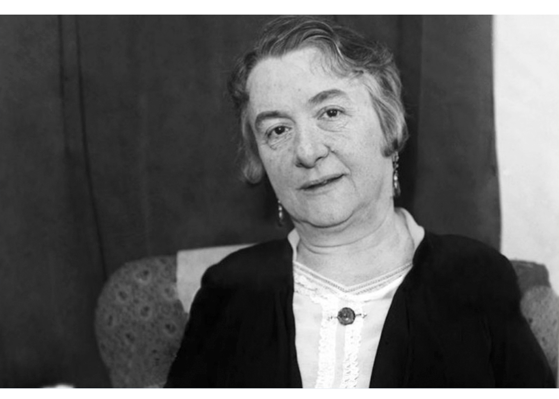 Paulina Luisi Janicki (1875-1950) fut une médecin, enseignante, suffragiste et militante féministe uruguayenne. Elle défendit l'introduction de l'éducation sexuelle dans les écoles et lutta contre la traite des femmes, le proxénétisme et la prostitution, considérant ces activités comme un commerce du corps des femmes.