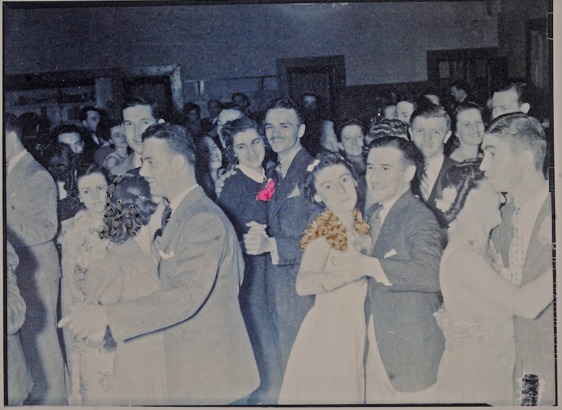 Broderie : Diane Beaudry / Photo : Conrad Poirier Membres du Club de tennis canadien, 605, boulevard Gouin est, dansant à leur premier bal de la saison, le 27 mai 1939 Montréal, Québec, Canada BAnQ Vieux-Montréal