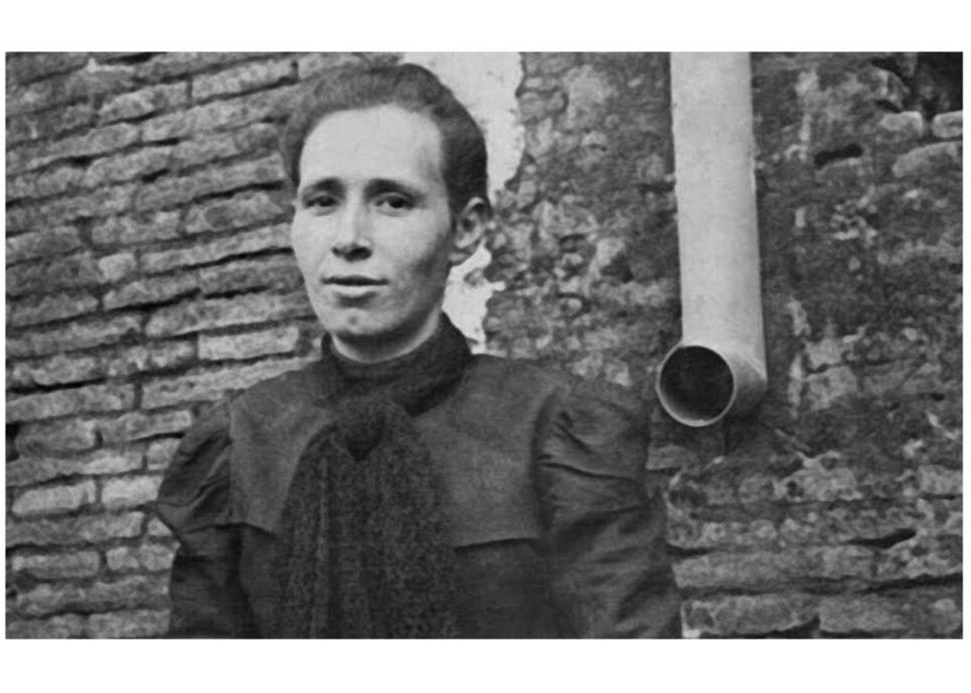 Virginia Bolten (1876, Montevideo - 1960) fut une féministe, syndicaliste et anarchiste. Elle lutta pour l'émancipation des femmes, « comme base d'une société juste », et pour les droits de la classe ouvrière. Elle dirigea le journal anarcho-féministe argentin La Voz de la Mujer (La Voix de la Femme).