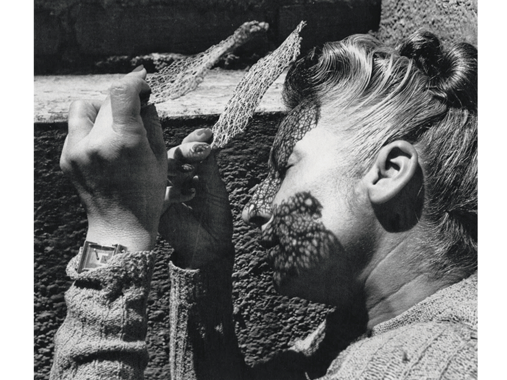 Lola Álvarez Bravo, de son vrai nom Dolores Martínez de Anda (1903-1993), est considérée comme la première photographe mexicaine et une figure majeure de la renaissance culturelle du pays. Elle a travaillé comme reporter-photographe, documentaliste commerciale et était également une artiste visuelle.