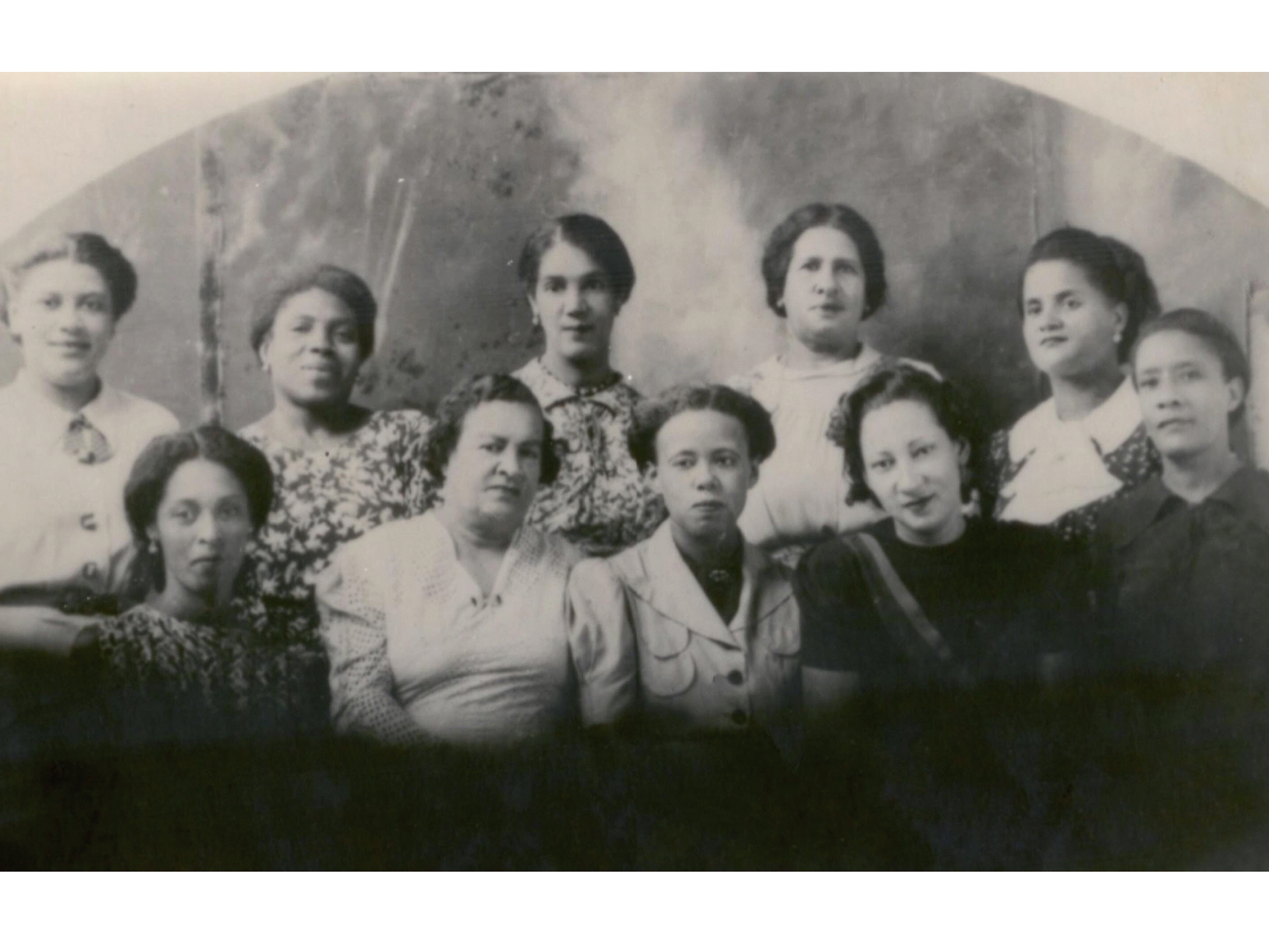 Fondatrices de la première organisation féministe en Haïti. Vers 1934. Membres : Alice Garoute, Madeleine Sylvain, Fernande Bellegarde, Thérèse Hudicourt, Alice Téligny Mathon, Marie-Thérèse Colimon, Marie-Thérèse Poitevien.