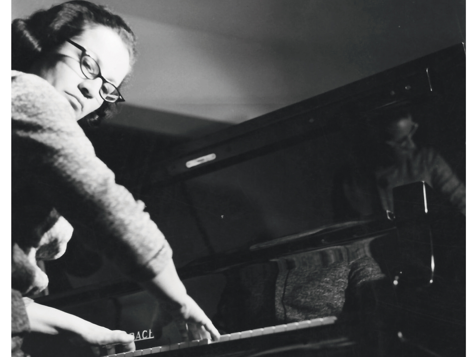 Alicia Urreta (1930-1986) était une pianiste et compositrice mexicaine. Elle fut une grande promotrice de la musique contemporaine mexicaine et espagnole et créa, avec Carlos Cruz de Castro, le Festival hispano-mexicain de musique contemporaine.