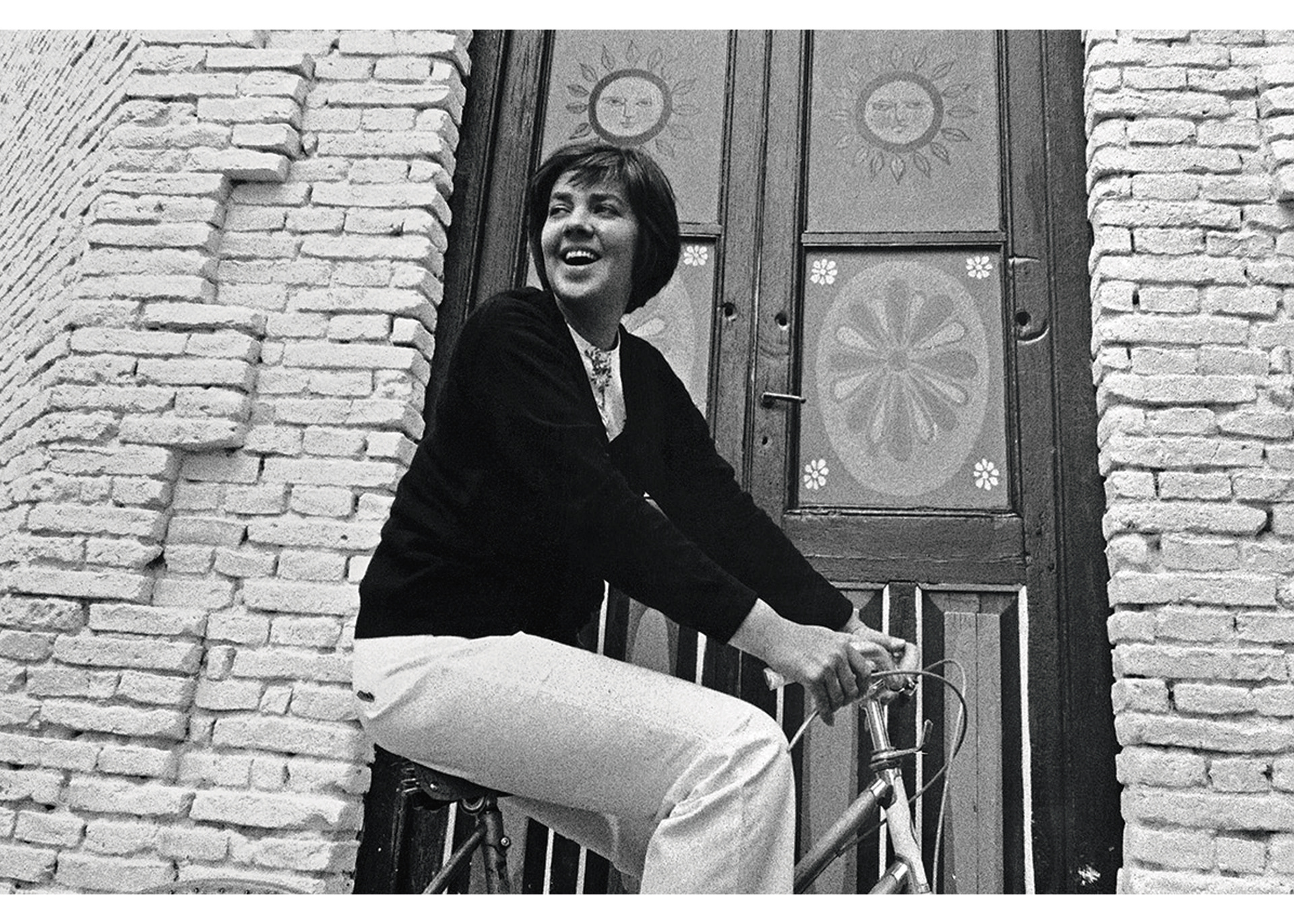 María Elena Walsh (1930-2011) fut une poète, romancière, écrivaine, dramaturge, autrice-compositrice-interprète et compositrice argentine, principalement connue pour ses chansons et ses livres pour enfants.