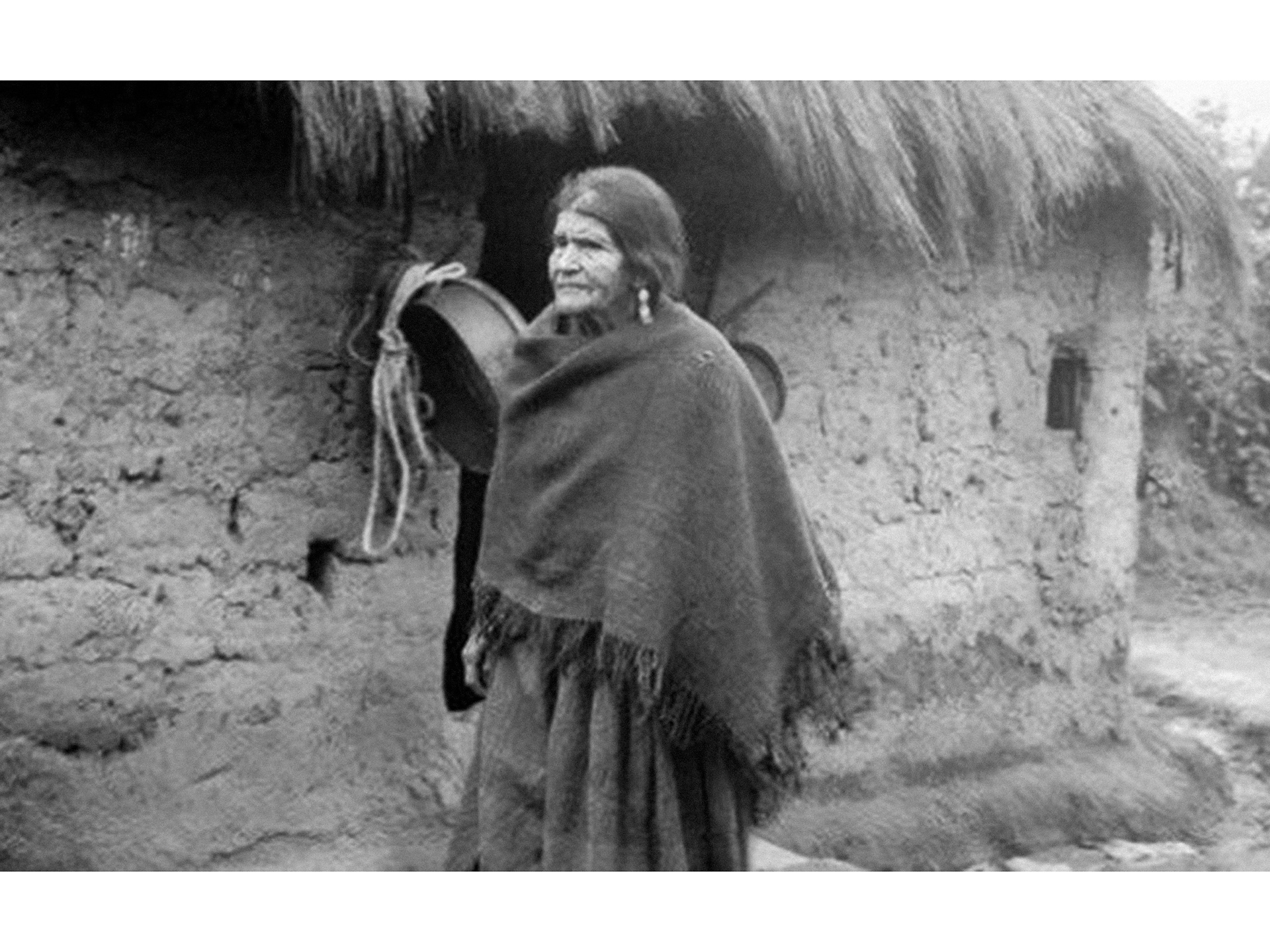 Dolores Cacuango Quito, connue sous le nom de Mama Dulu (1881-1971), fut une dirigeante communiste pionnière dans la lutte pour les droits des peuples autochtones et des paysans en Équateur. Elle est l'une des figures les plus emblématiques de la gauche équatorienne et du féminisme en Équateur au début du XXe siècle, au même titre que sa disciple Tránsito Amaguaña.