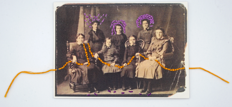 Broderie : Marie-Claude Parent / Photo : Élèves de l'externat Sainte-Sophie (en haut complètement à droite, mère Perreault) Ca. 1902. Sault-au-Récollet, Montréal, Québec, Canada Archive Cité historia/Société d’Histoire d’Ahuntsic-Cartierville