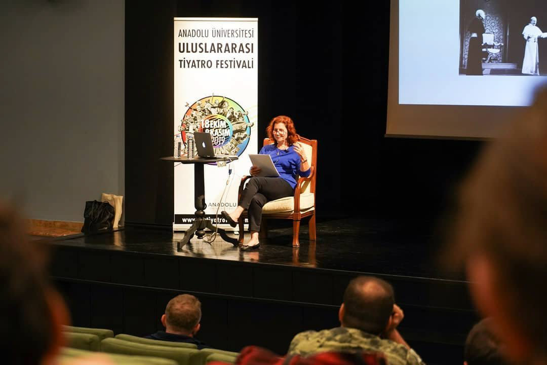 AÜ Tiyatro Festivali - Hasibe Kalkan "Belgesel Tiyatro" Söyleşisi