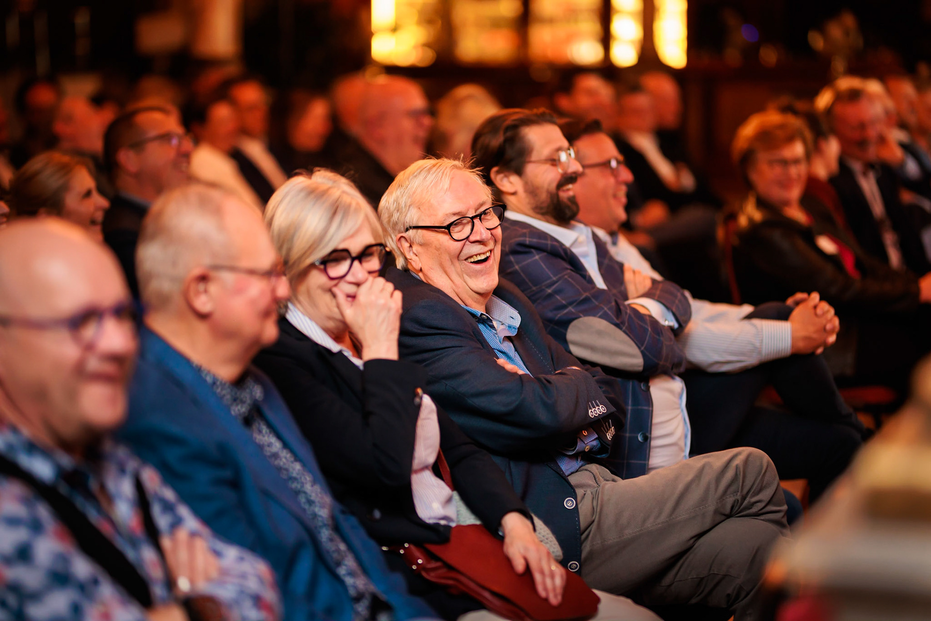 Prijsuitreiking op een zakelijk evenement.