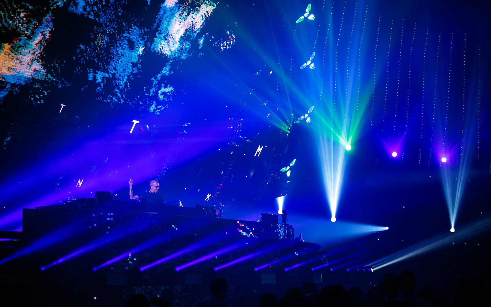 Chris Liebing. Lag het aan mij, of was de klank niet geweldig? Het zal wel aan mij gelegen hebben :)