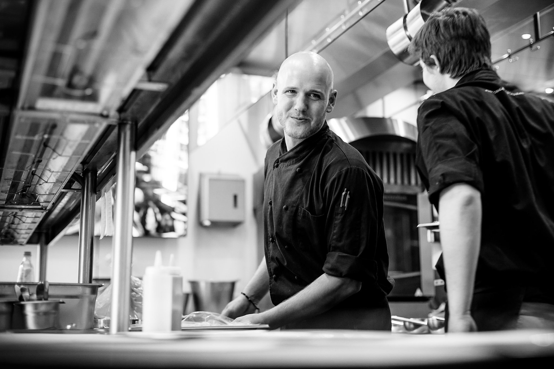 Personeel aan het werk: chefs in de keuken