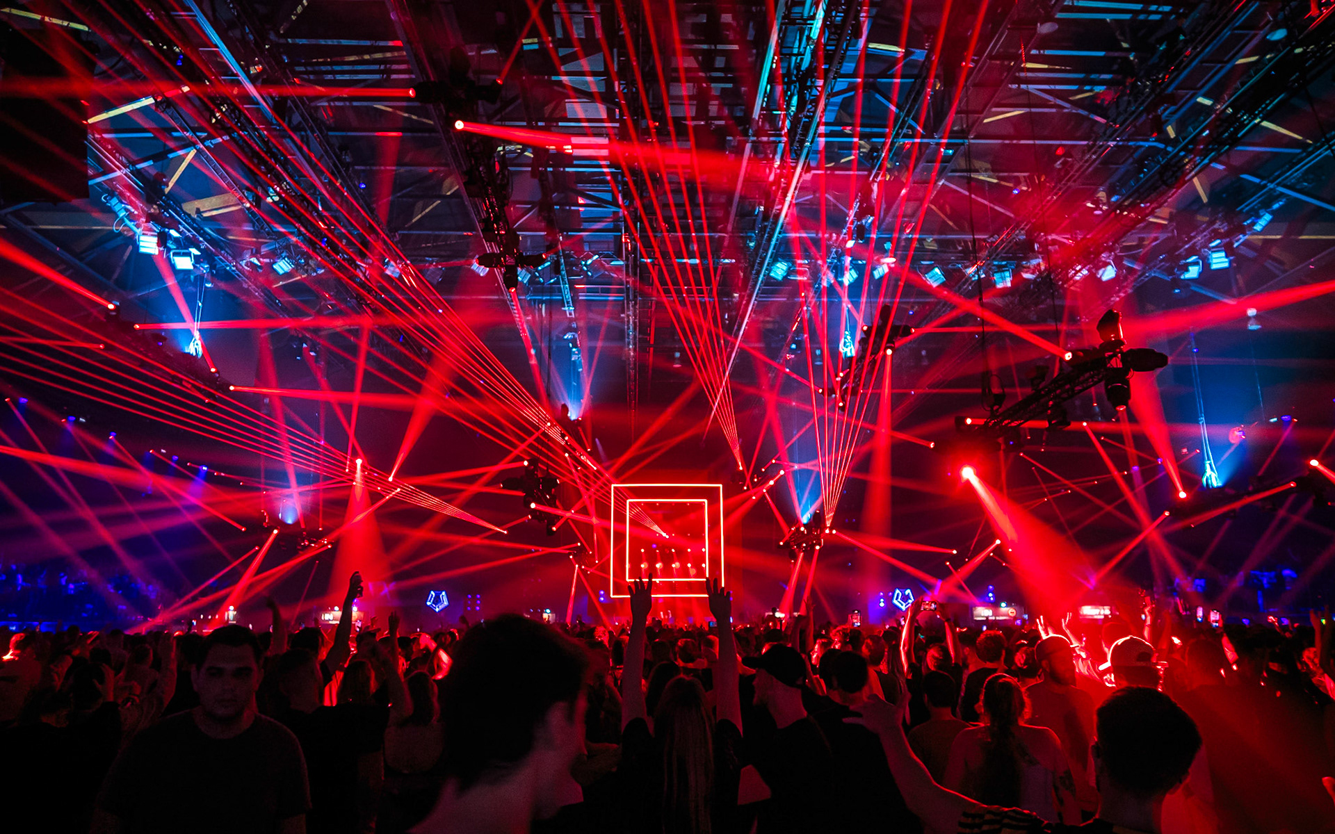 Dat vierkant bewoog af en toe over het publiek heen, slechts een meter en half boven de hoofden ongeveer. Cool.