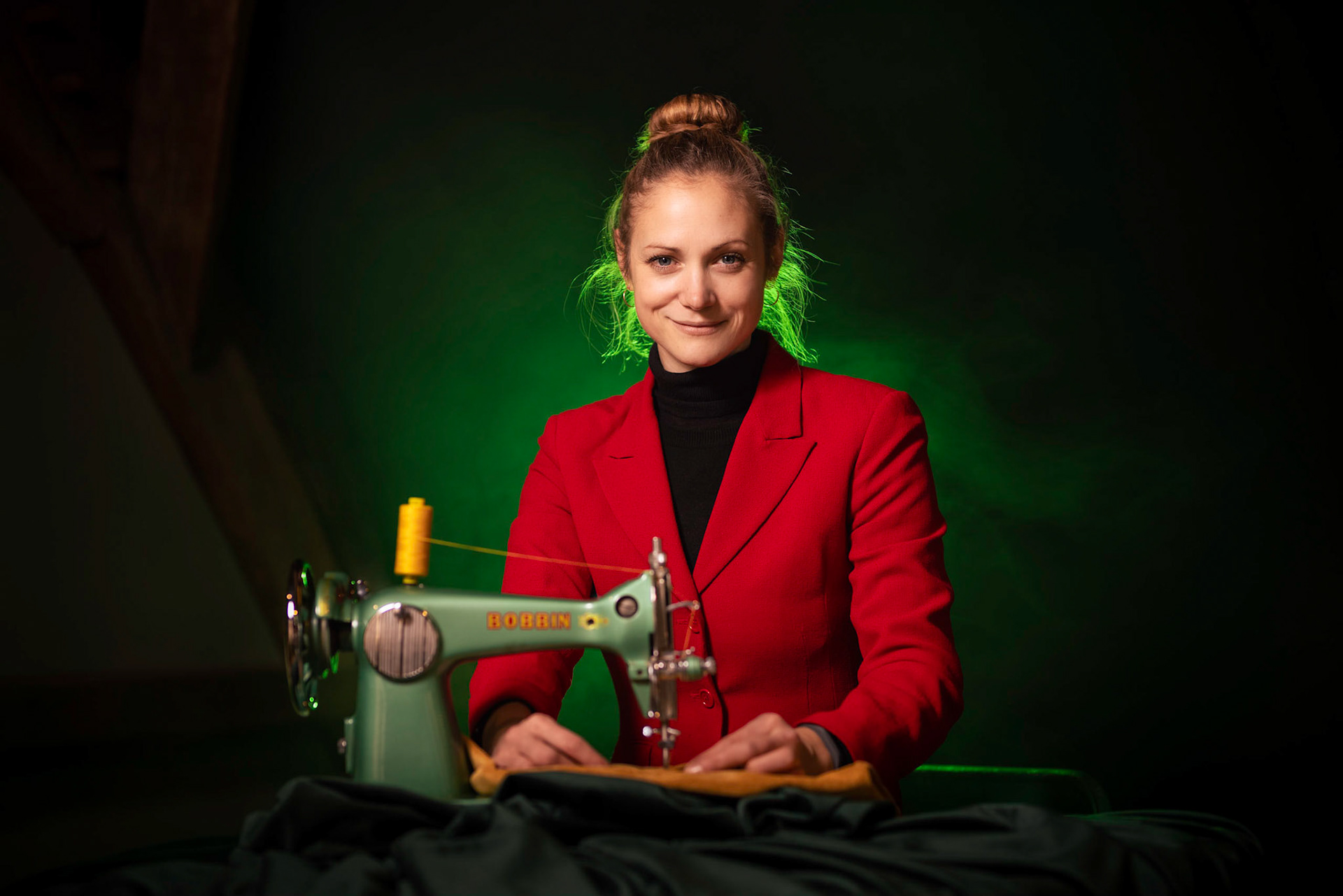 Studio portret van modeontwerpster Kornelia