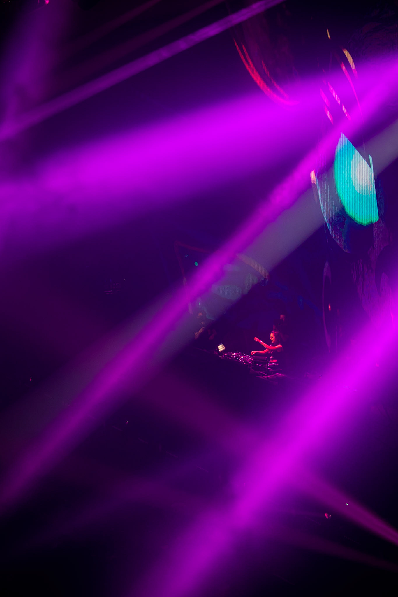 Valt het op dat ik DJ's graag kadreer tussen de lasers? :)