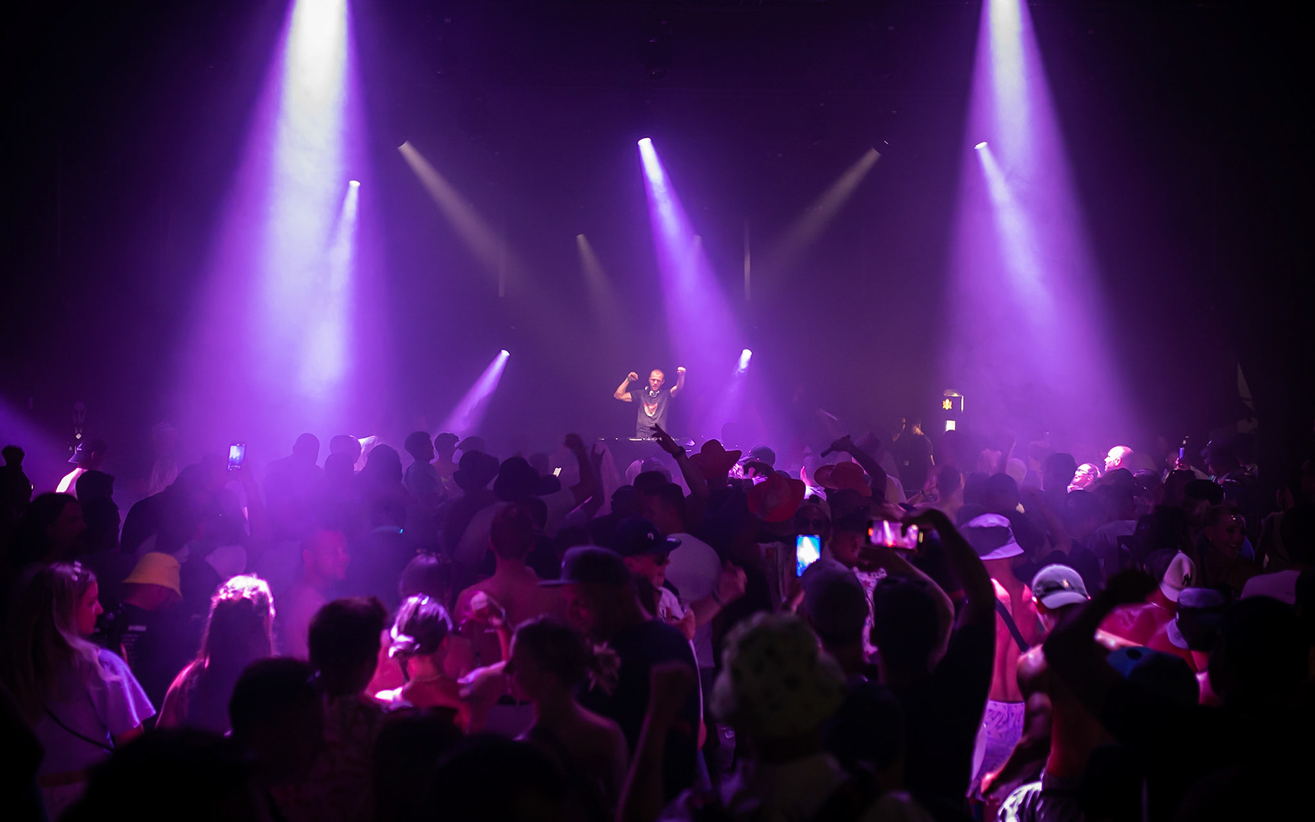 Hardcore in the Cage met Agressive Noize. Bikkelhard gaan!