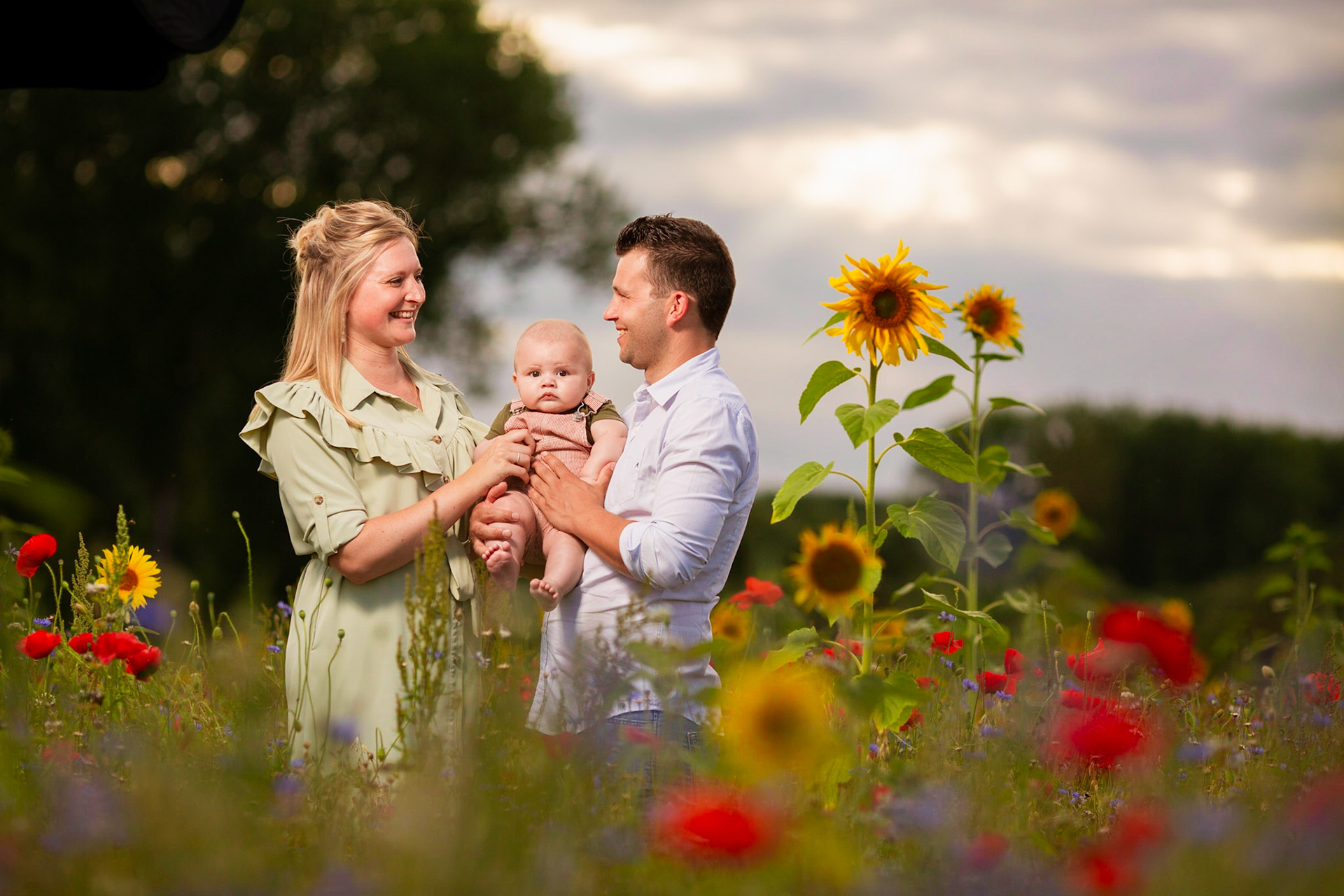 Gezinsfoto op locatie met studio materiaal.