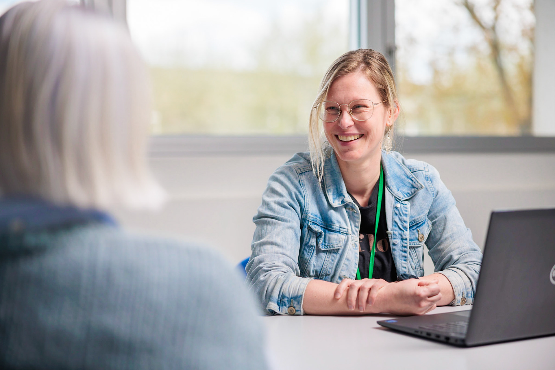 Collega's in gesprek tijdens een meeting.