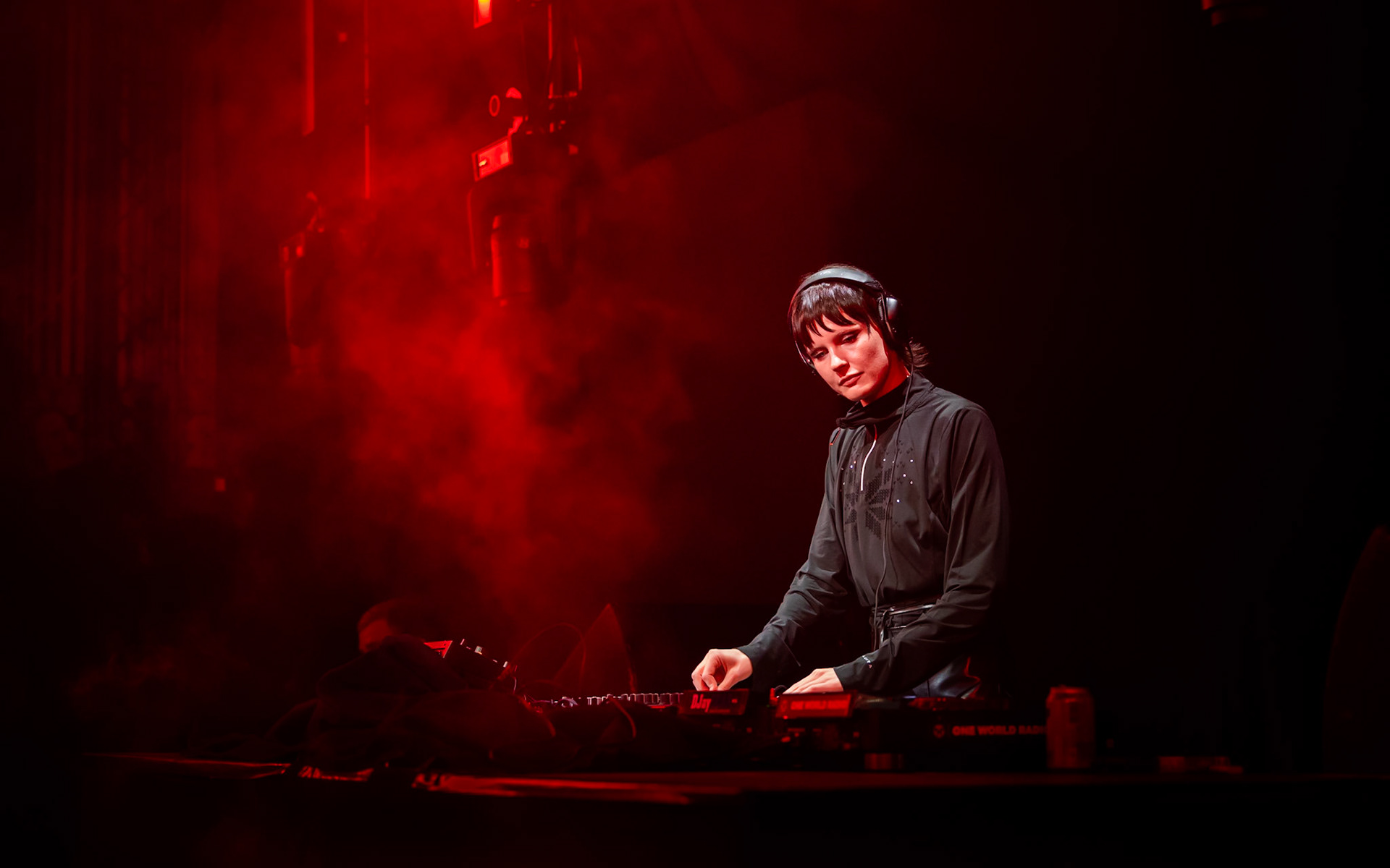 SPFDJ. Ik arriveerde toen ze net aan haar set begon. Er werd niet getreuzeld, meteen vollenbak gaan. Nice.