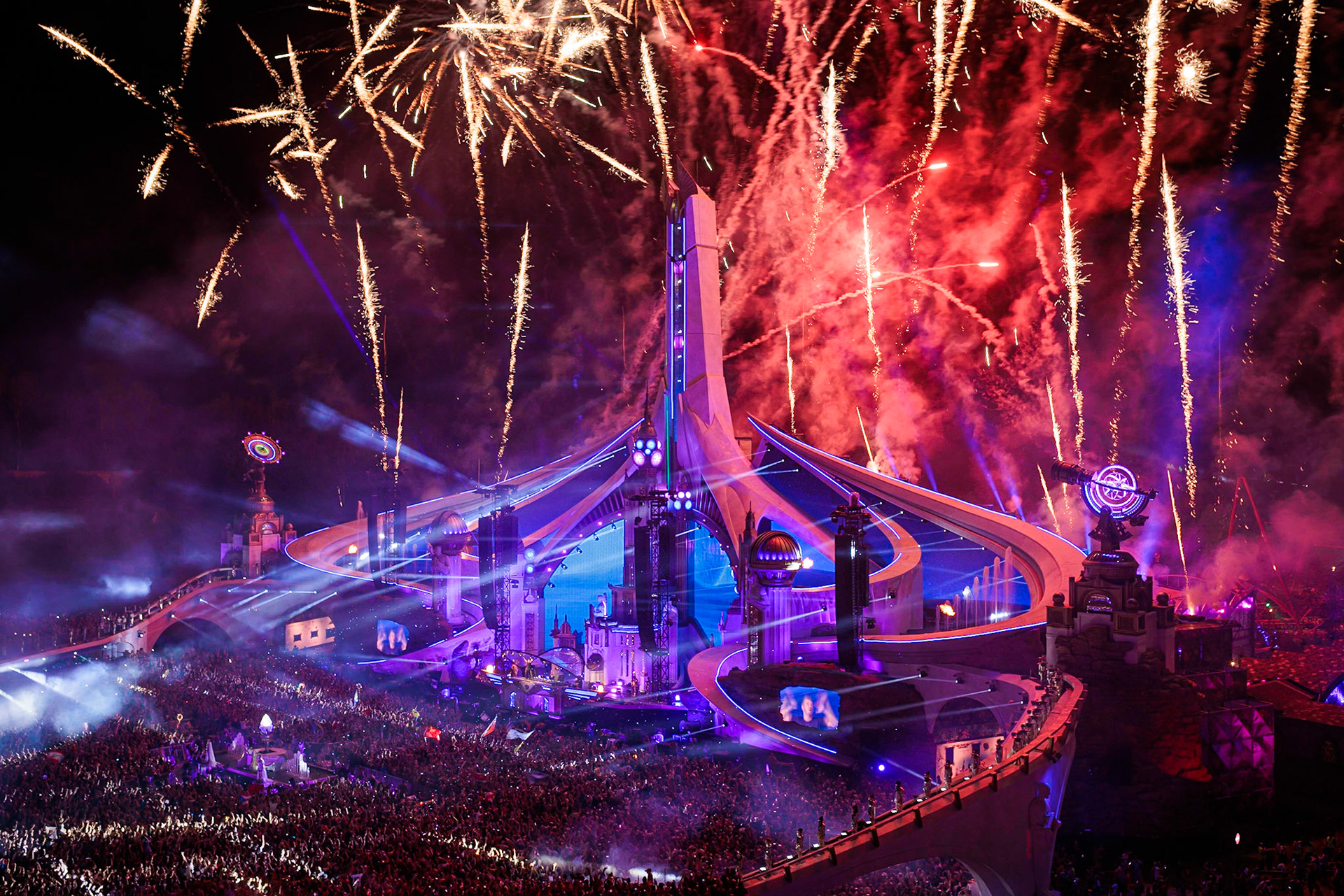 De Mainstage is dit jaar 270m breed, en 53m hoog!