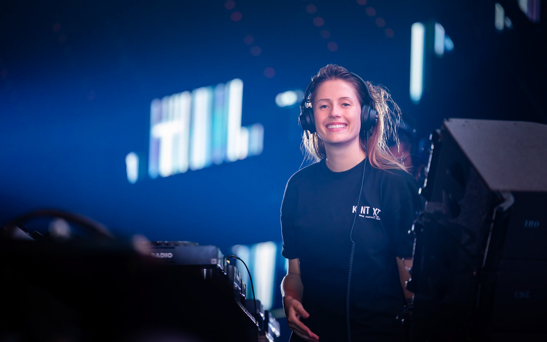 ... en haar dansje sloot ze af met een prachtige lach en een knikje naar mij. Voor zo'n momenten doe ik het, dat raakt mij!