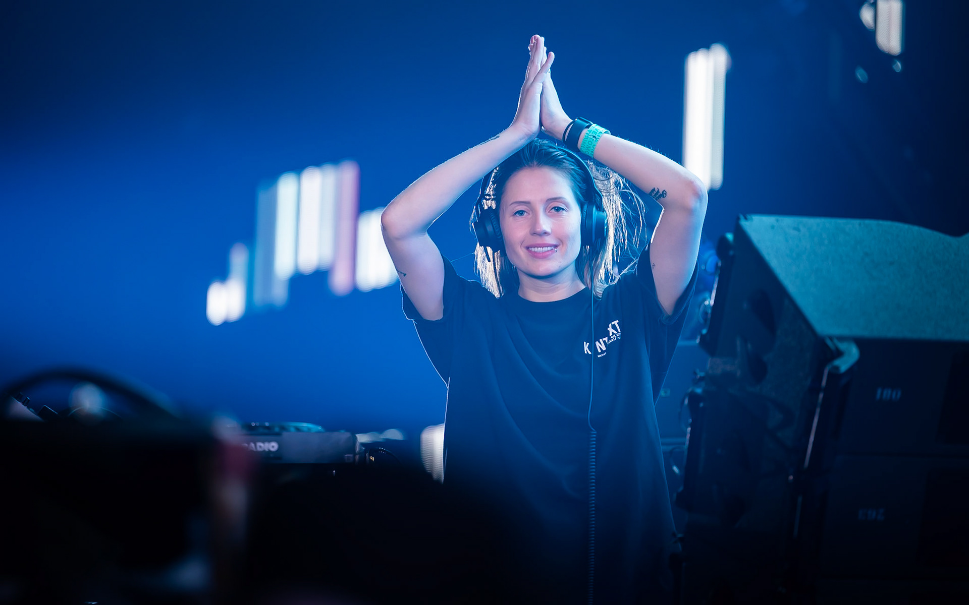 Charlotte De Witte zag mij staan met mijn camera in de aanslag. Ze voerde prompt een Egyptisch dansje op terwijl ze in mijn lens keek.