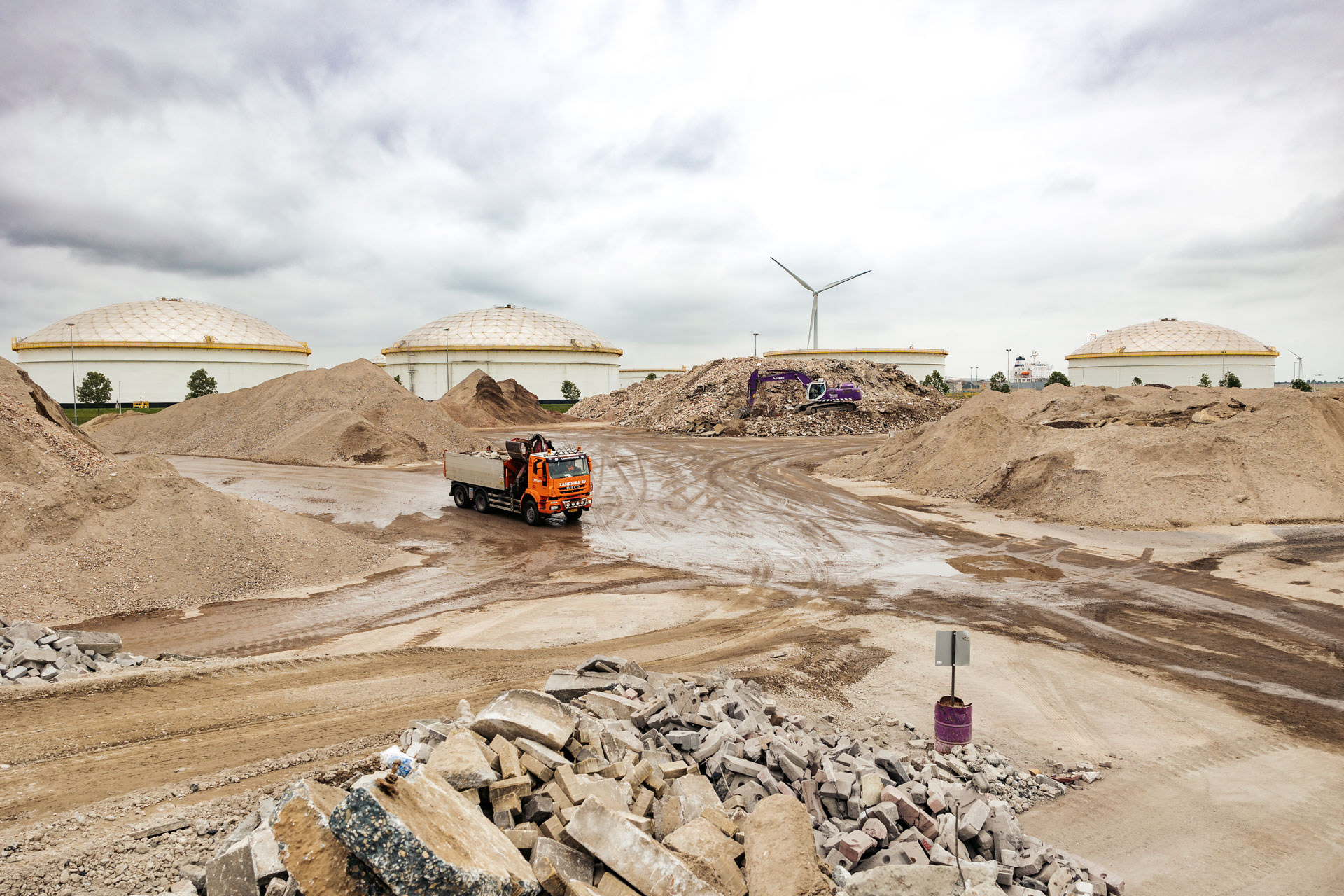 Opslag van bouwmaterialen en afval in de Amsterdamse haven