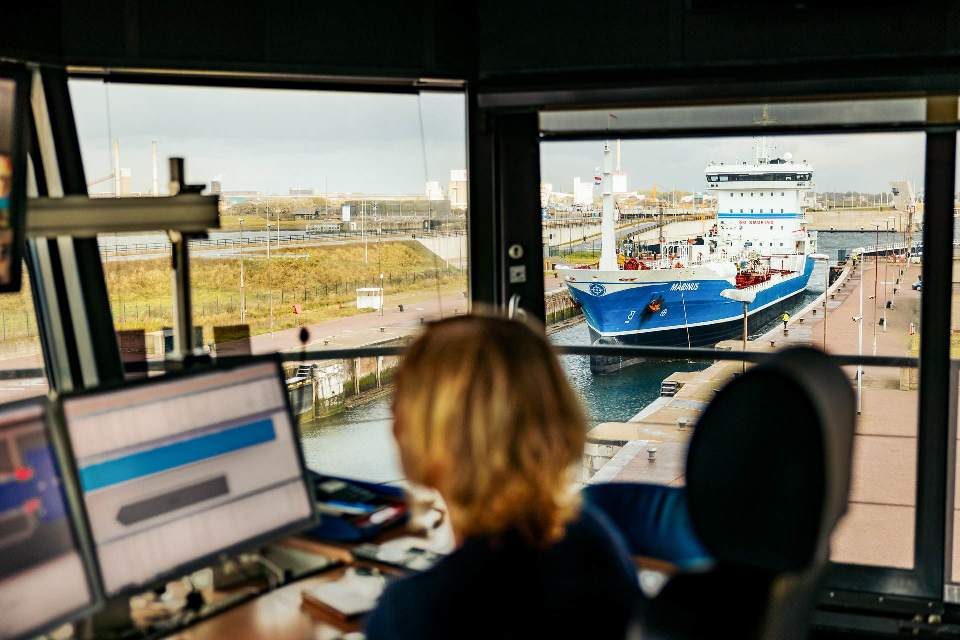 Industriele fotografie - Sluiswachter met vrachtschip op de achtergrond in IJmuiden