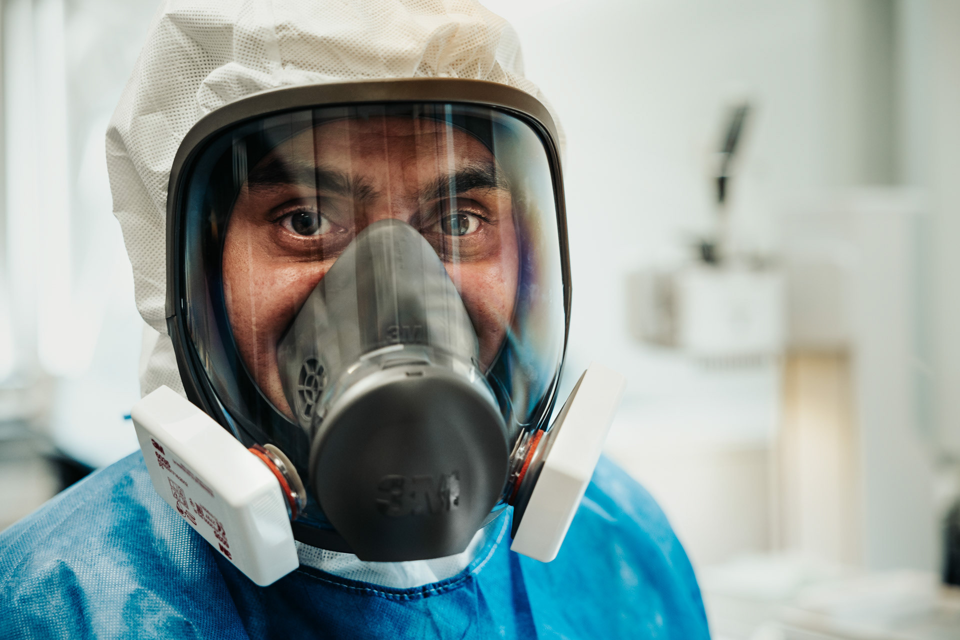 Medewerker van Covid laboratorium LUMC - industriële fotografie Jesse Kraal
