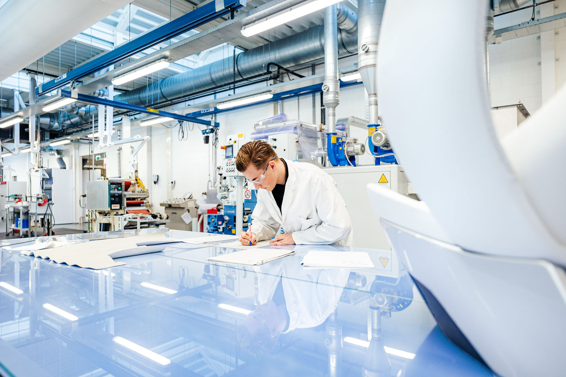 Man aan het werk in lab Stahl Coatings