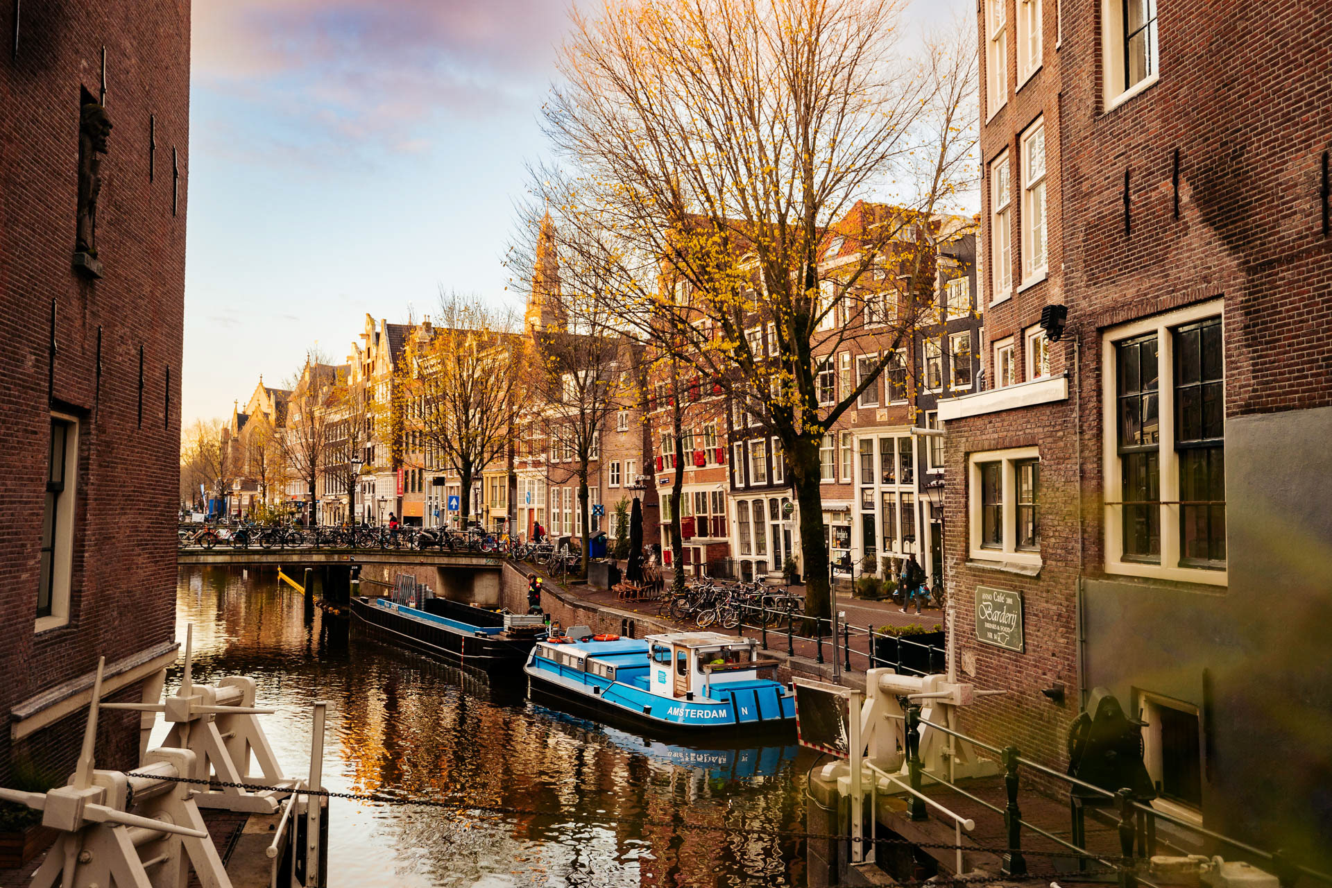 Elektrische boot vervoert vracht binnenstad Amsterdam - Industriële fotografie Jesse Kraal