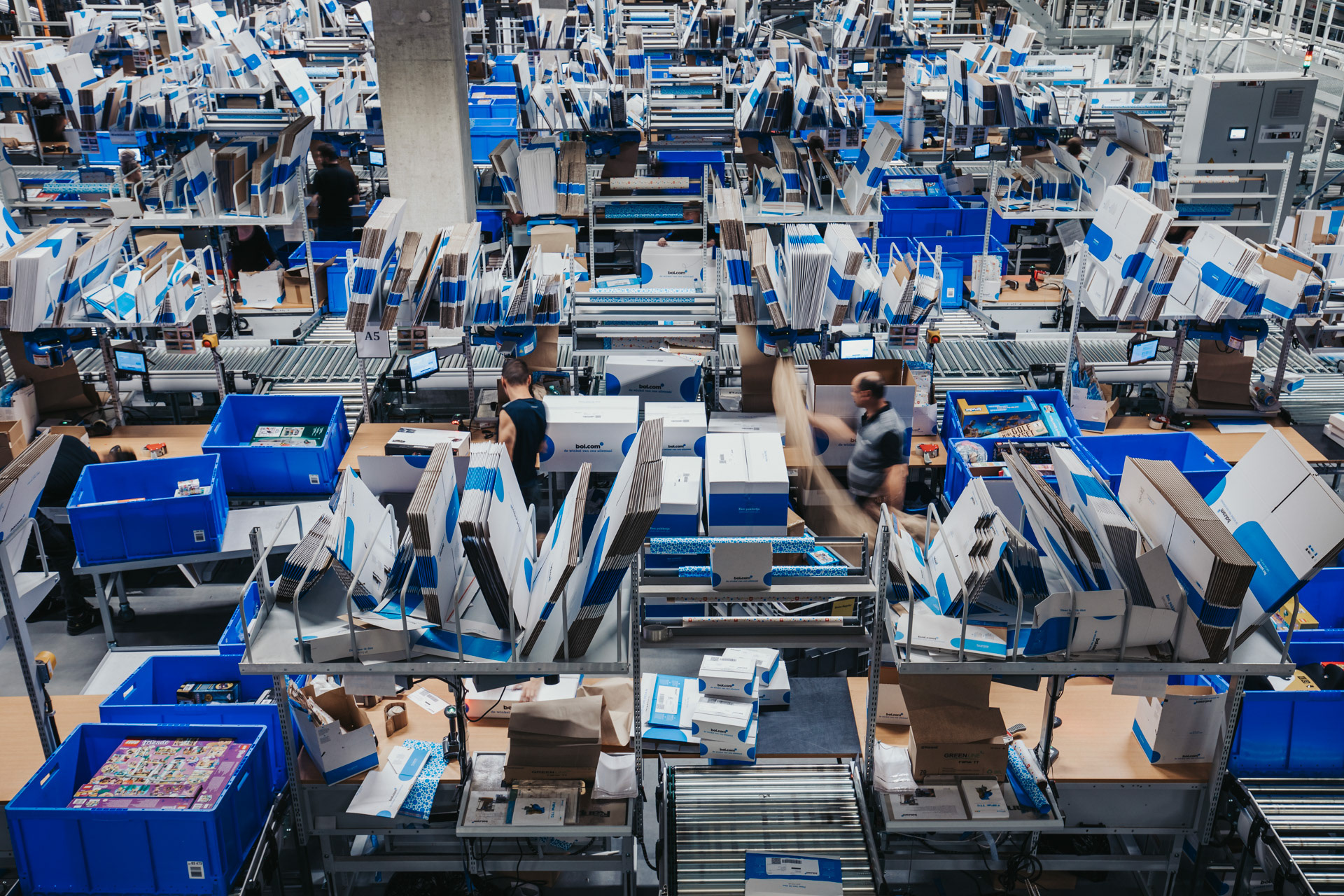 Inpakkers aan het werk bij Bol.com Waalwijk