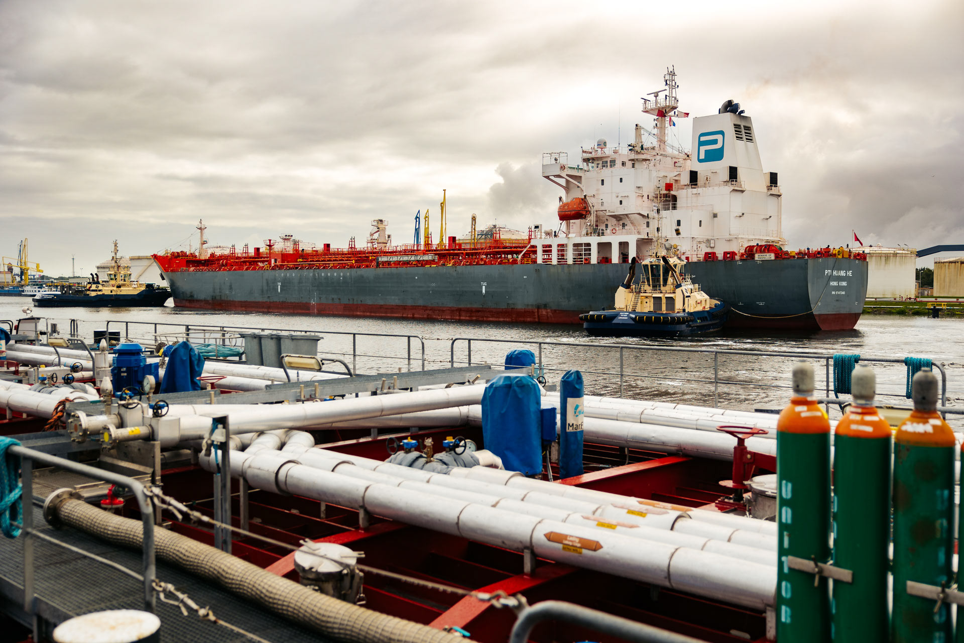 Tanker en sleepboten in Amsterdamse haven  - Industriële fotografie Jesse Kraal