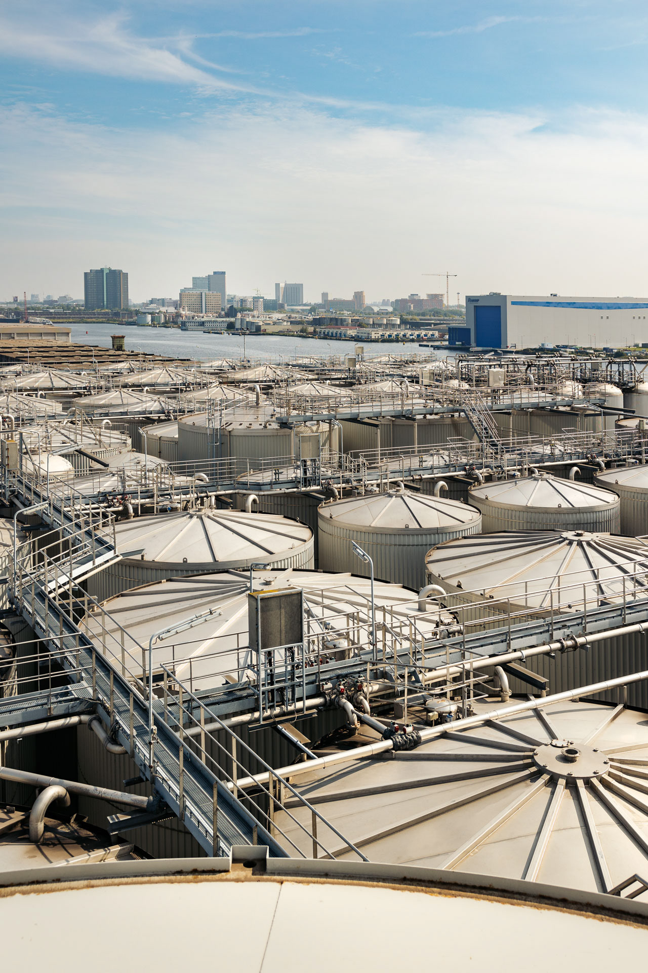 Opslagtanks voor biodiesel in haven Amsterdam  - Industriële fotografie Jesse Kraal