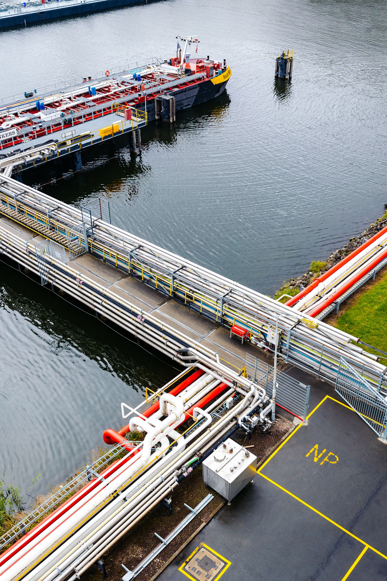 Aanlegstijger tankers in haven amsterdam