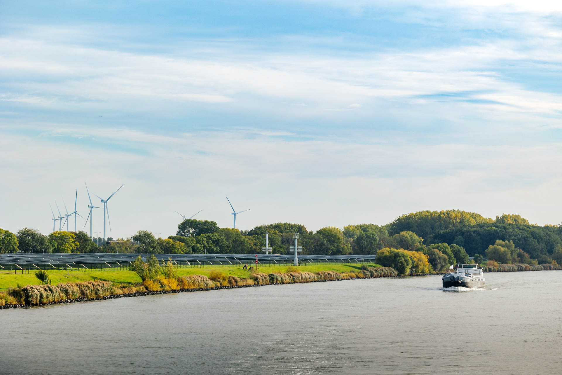 Zonnepanelen en windmolens langs Merwede - Industriële fotografie Jesse Kraal