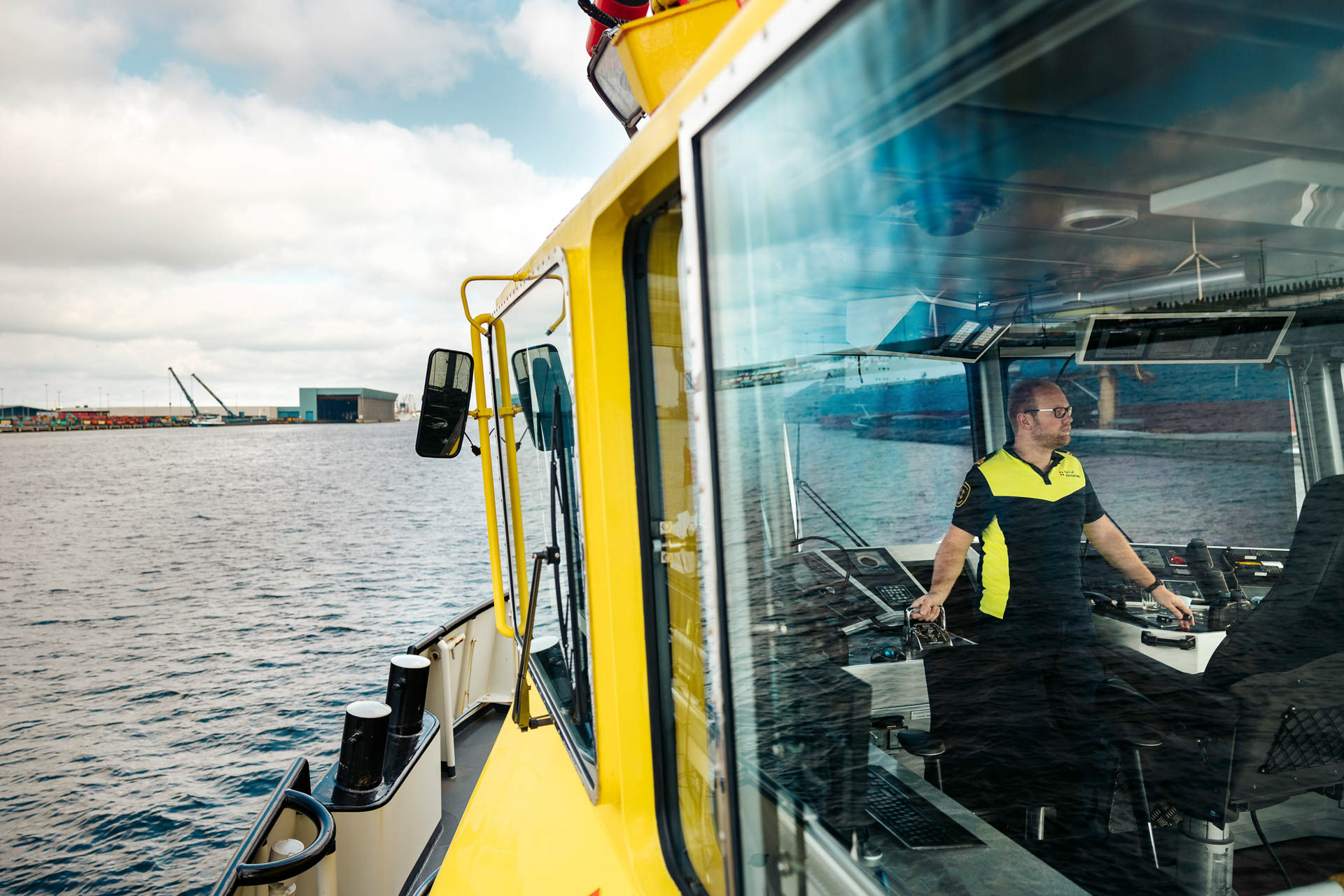 Industriele fotografie - Havenbeampte aan het werk in Amsterdamse Haven