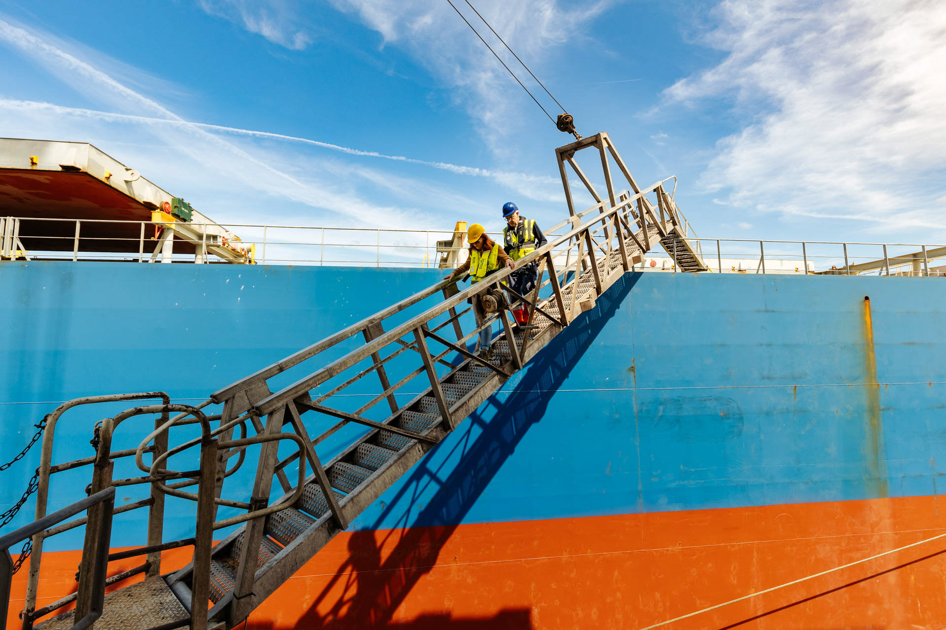 Industriele fotografie - Twee mensen gaan van boord van een vrachtschip