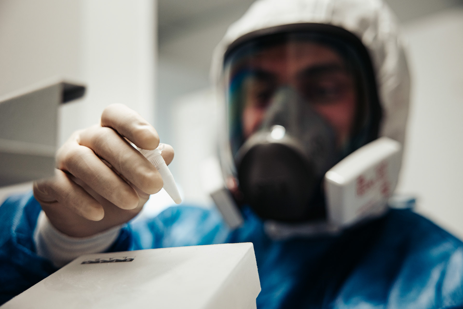 Man aan het werk in Covid laboratorium LUMC - industriële fotografie Jesse Kraal