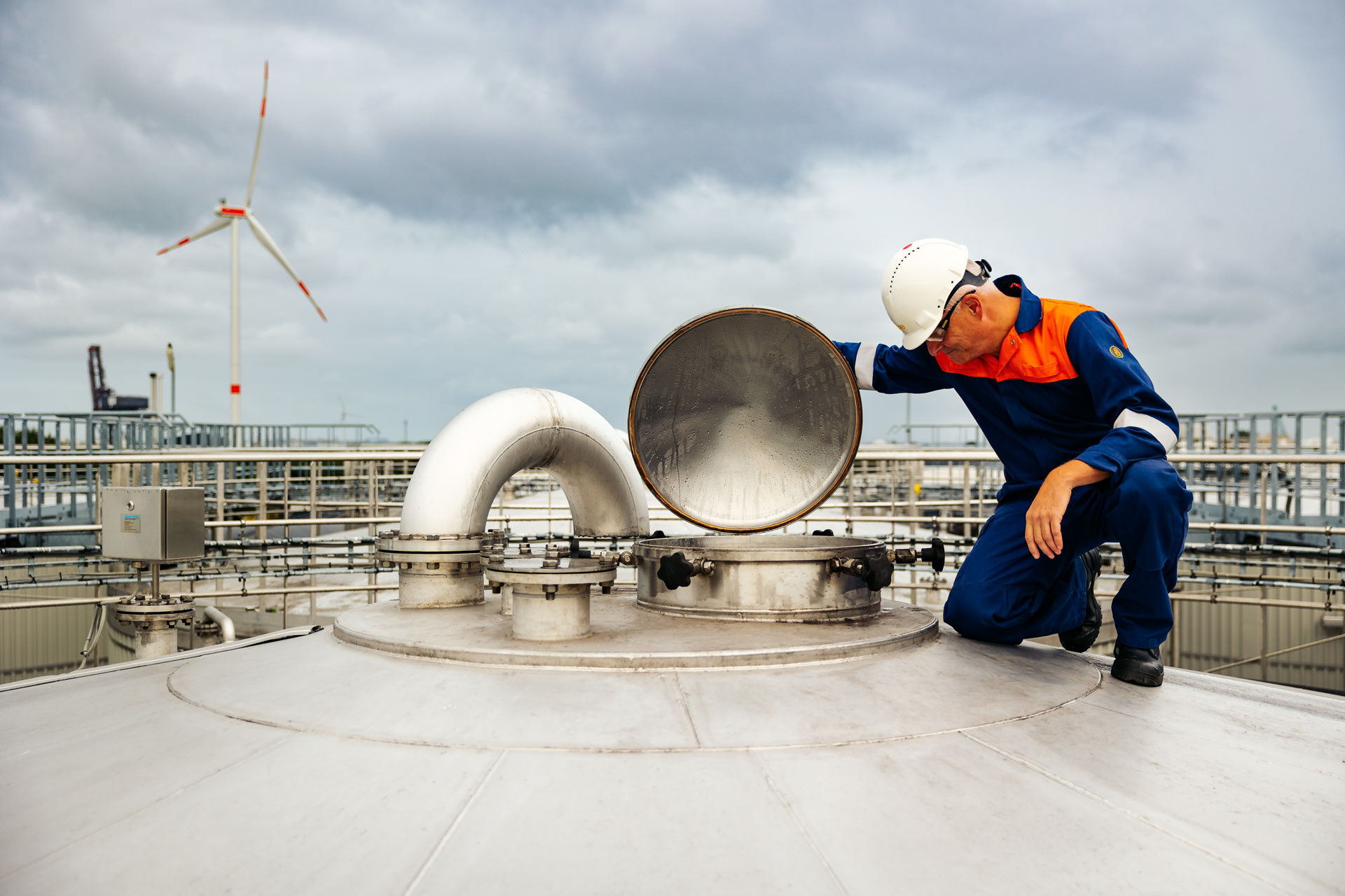 Man controleert opslagtank in haven Amsterdam  - Industriële fotografie Jesse Kraal