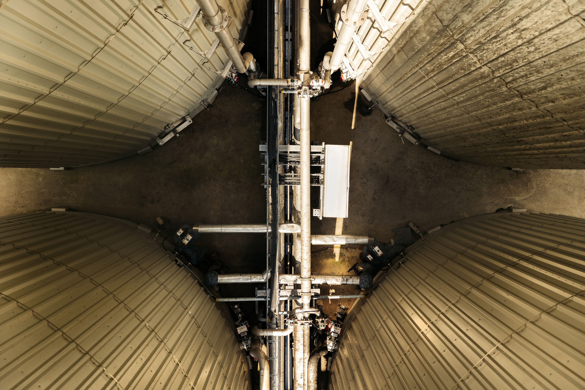 Detail van opslagtanks in haven  - Industriële fotografie Jesse Kraal