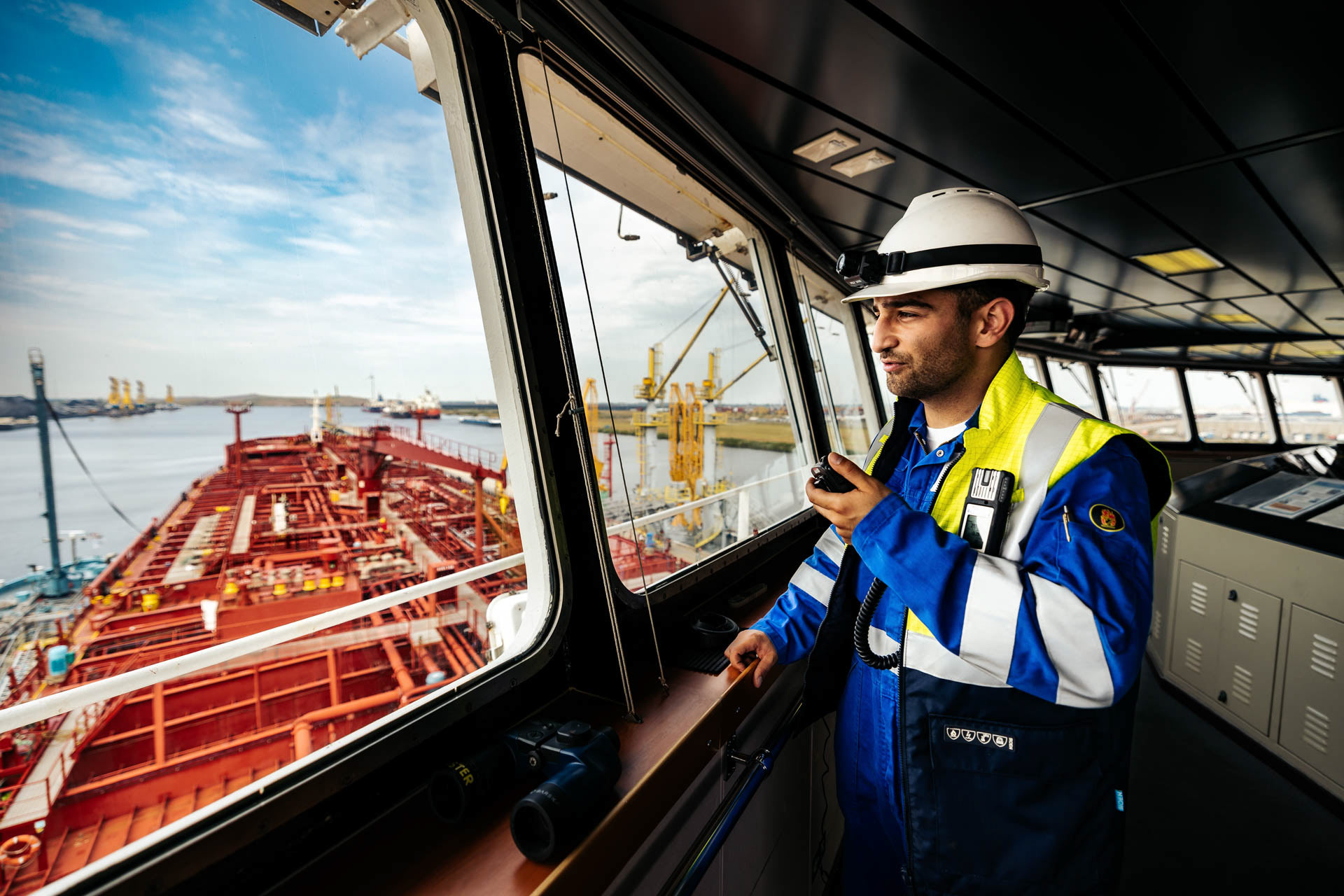 Industriele fotografie - man aan het werk op brug van vrachtschip
