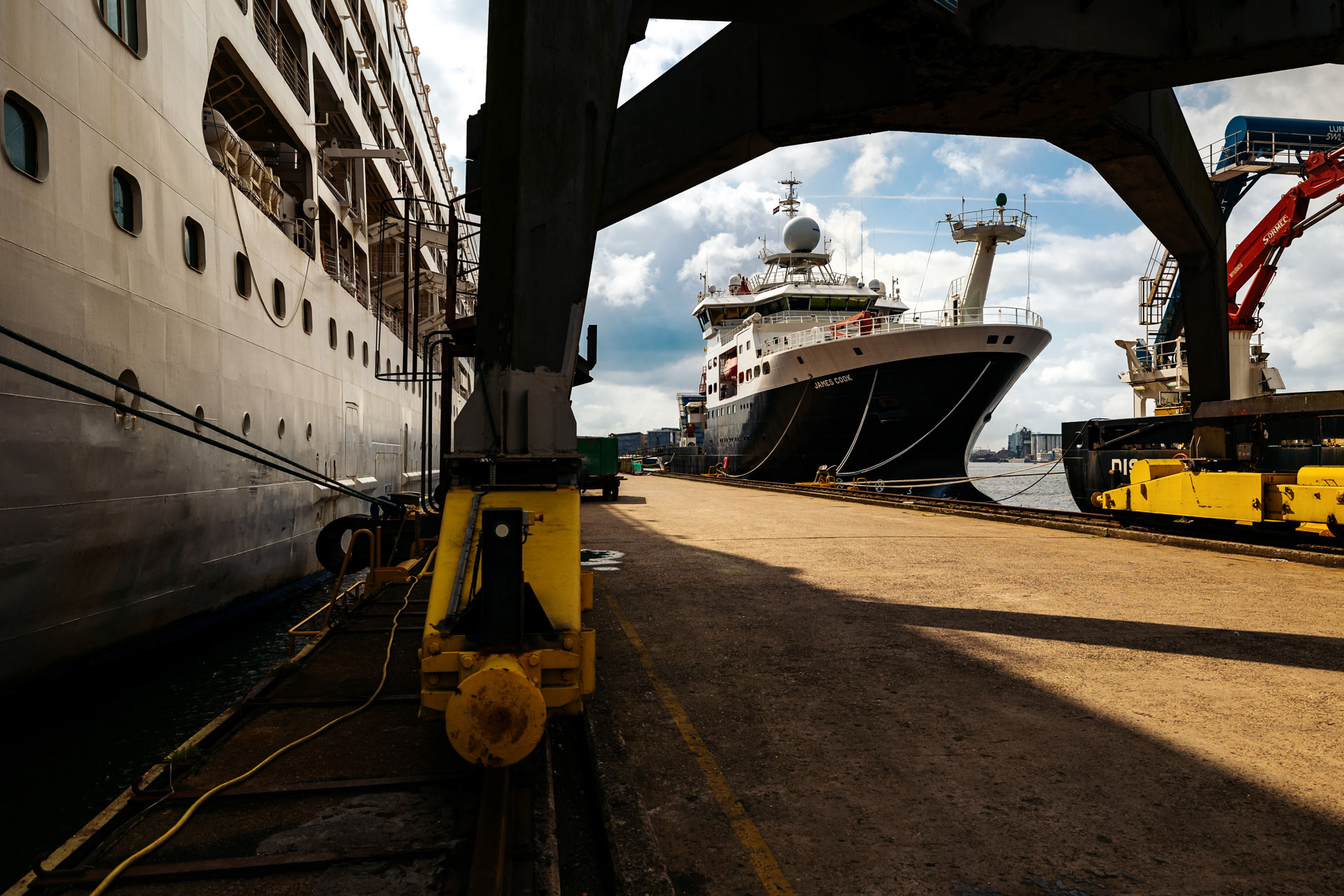 Twee schepen aangemeerd aan pier bij Damen in Port of Amsterdam