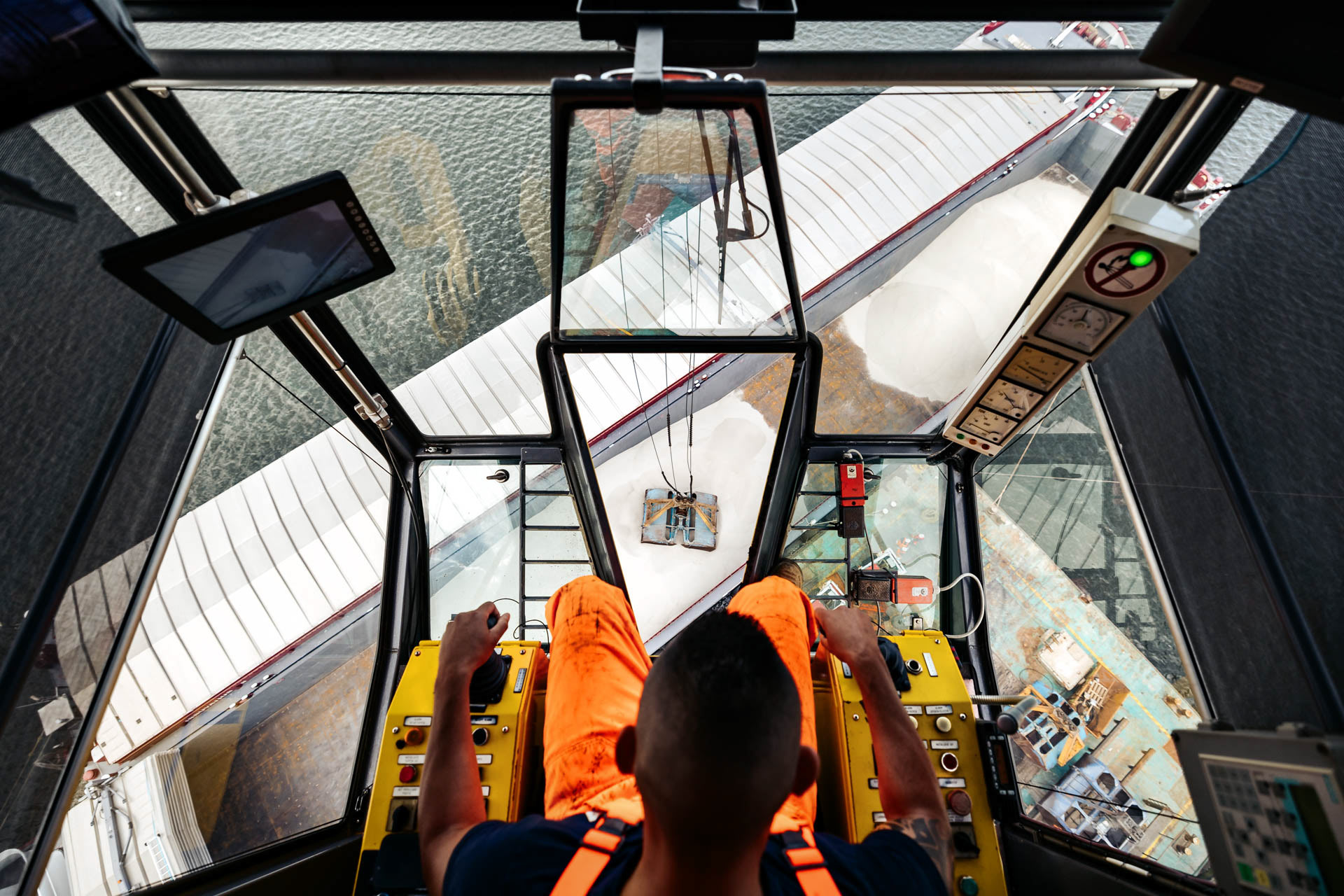 kraanmachinist laadt binnenvaartschip met grind