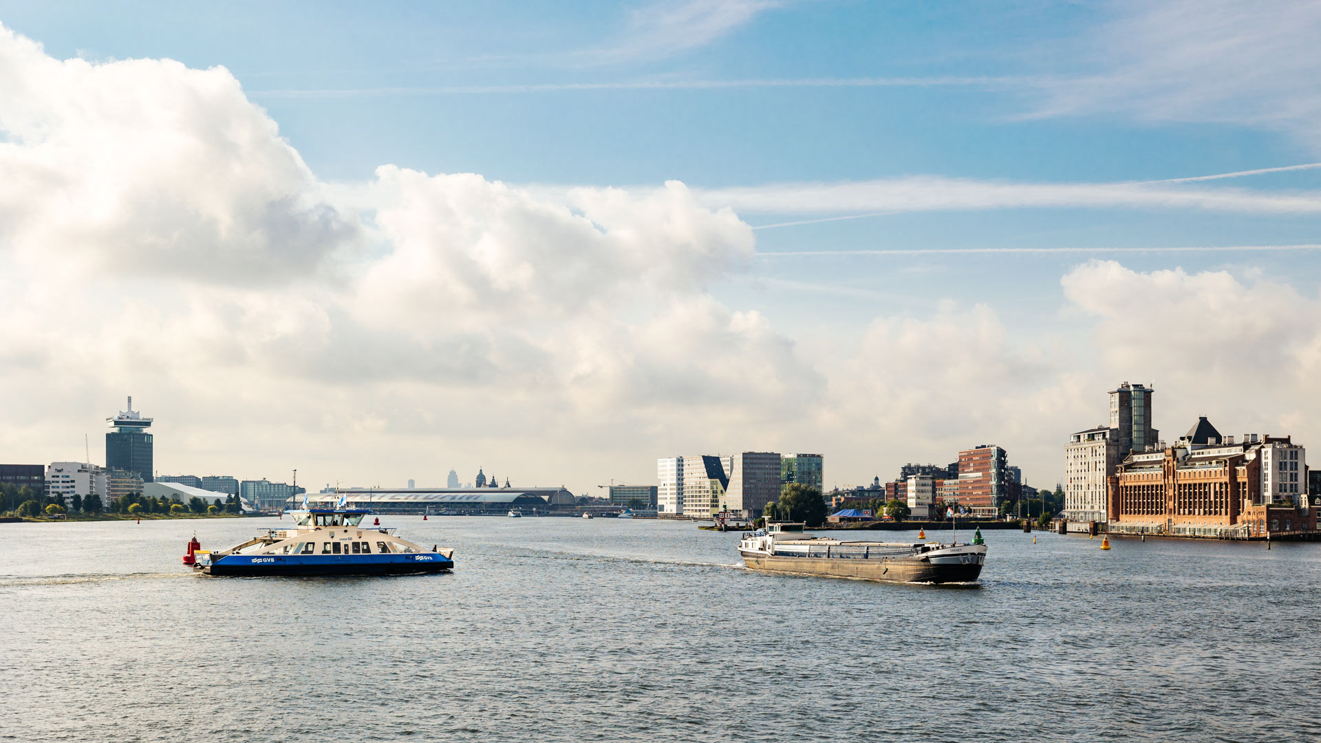 Amsterdam Centraal station met boten in de voorgrond