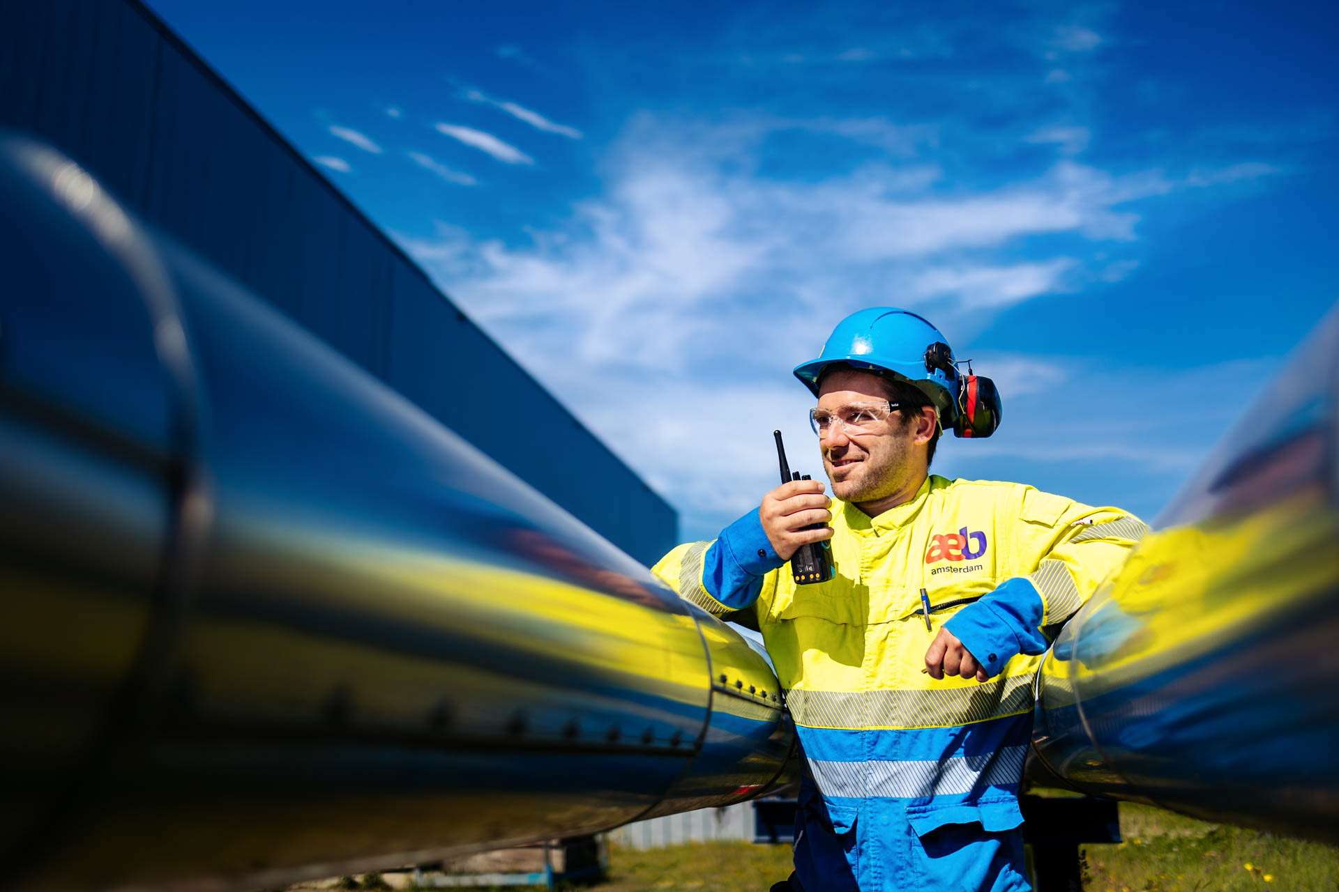 Industriele fotografie - Werknemer AEB tussen twee afvoerpijpen