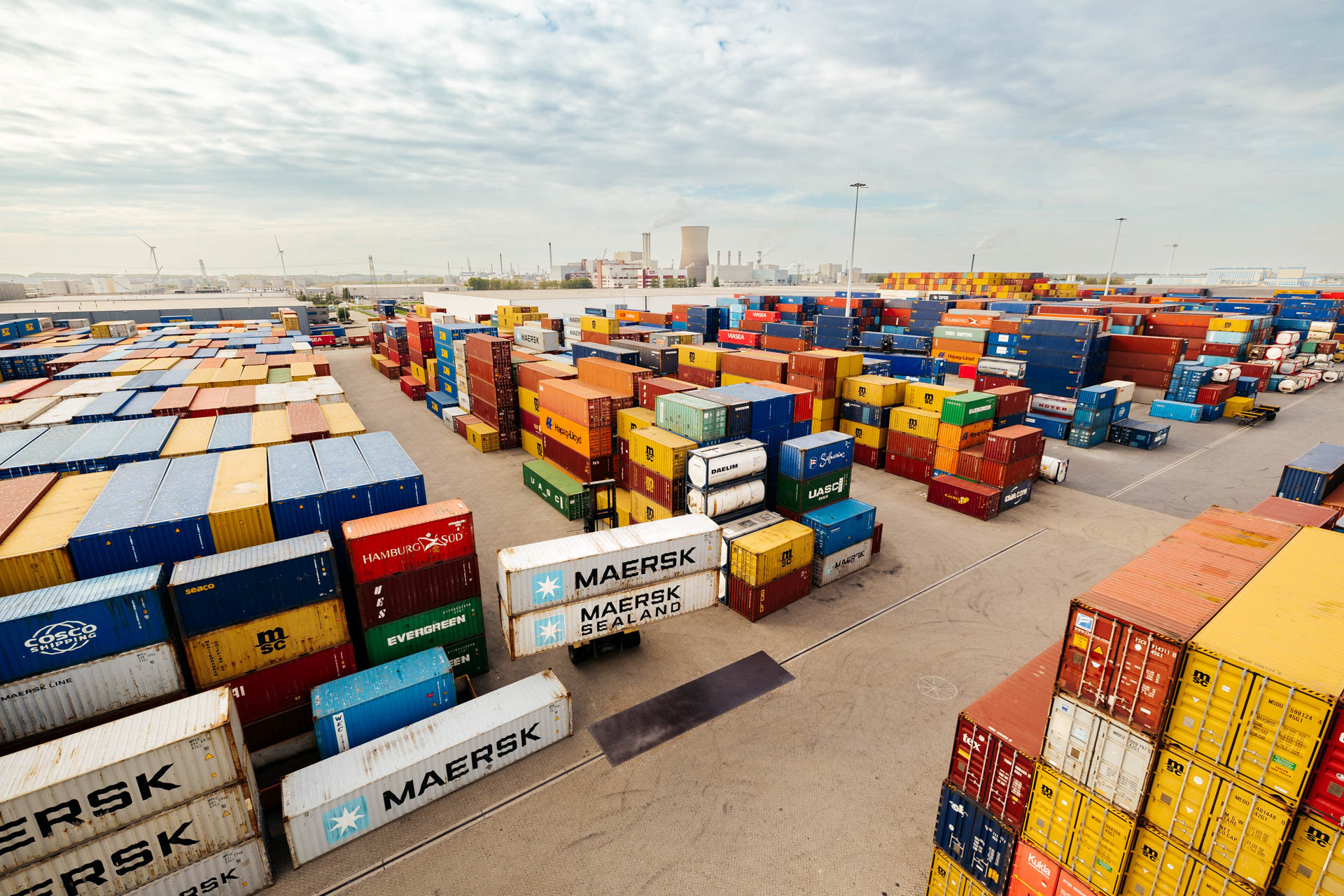 Industriele fotografie - overzichtsfoto containerterminal haven moerdijk